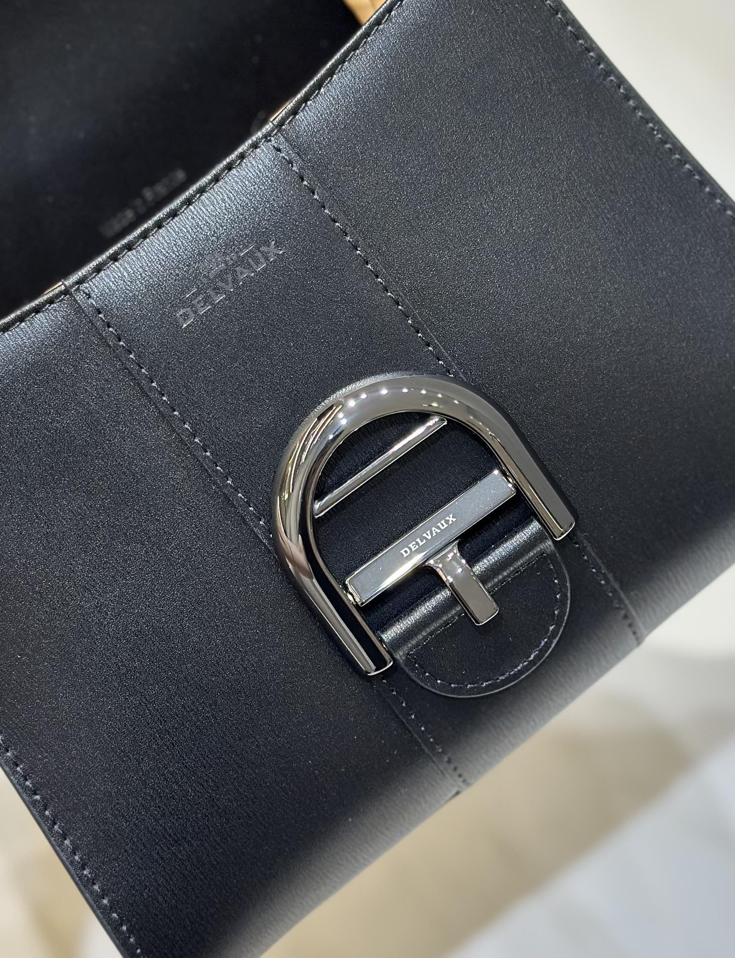 Delvaux New version of double ring Brillant box leather in stock ⚠️ Lambskin lining Comes with an adjustable long shoulder strap, mirror and small charm. Size 20 8 Delvaux New version of double ring Brillant box leather in stock ⚠️ Lambskin lining Comes with an adjustable long shoulder strap, mirror and small charm. Size 20 - Image 8