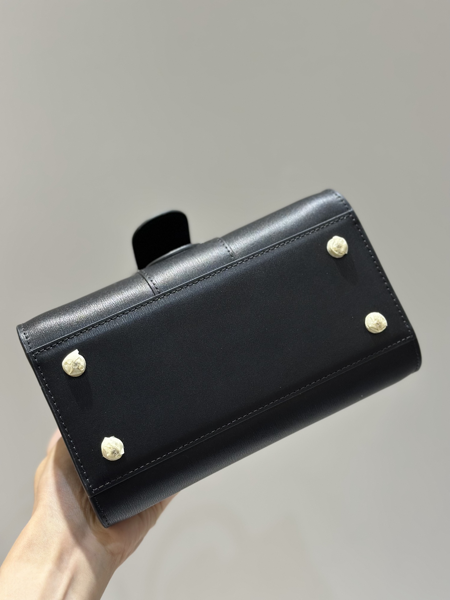 Delvaux New version of double ring Brillant box leather in stock ⚠️ Lambskin lining Comes with an adjustable long shoulder strap, mirror and small charm. Size 20 9 Delvaux New version of double ring Brillant box leather in stock ⚠️ Lambskin lining Comes with an adjustable long shoulder strap, mirror and small charm. Size 20 - Image 9