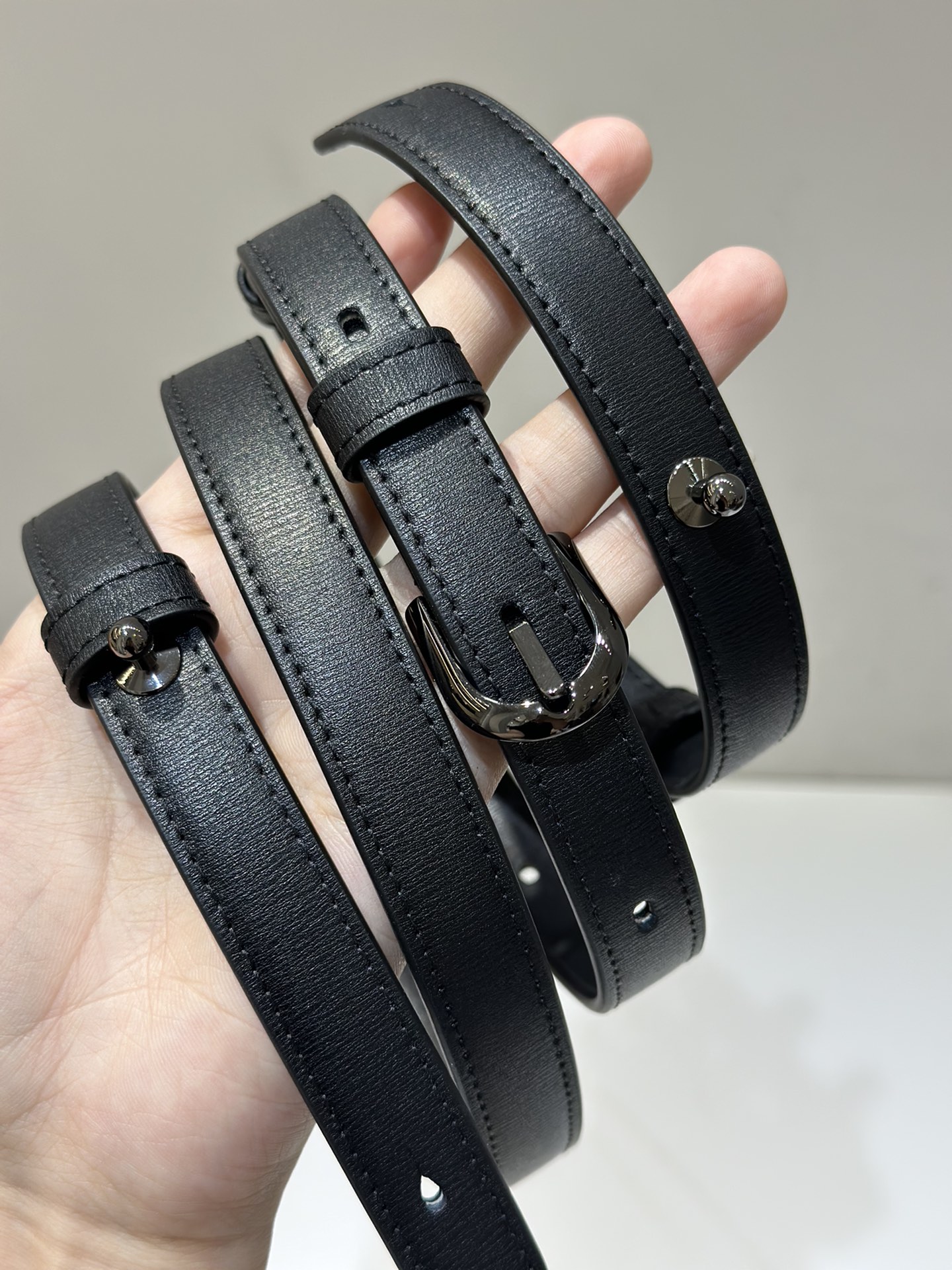 Delvaux New version of double ring Brillant box leather in stock ⚠️ Lambskin lining Comes with an adjustable long shoulder strap, mirror and small charm. Size 20 3 Delvaux New version of double ring Brillant box leather in stock ⚠️ Lambskin lining Comes with an adjustable long shoulder strap, mirror and small charm. Size 20 - Image 3