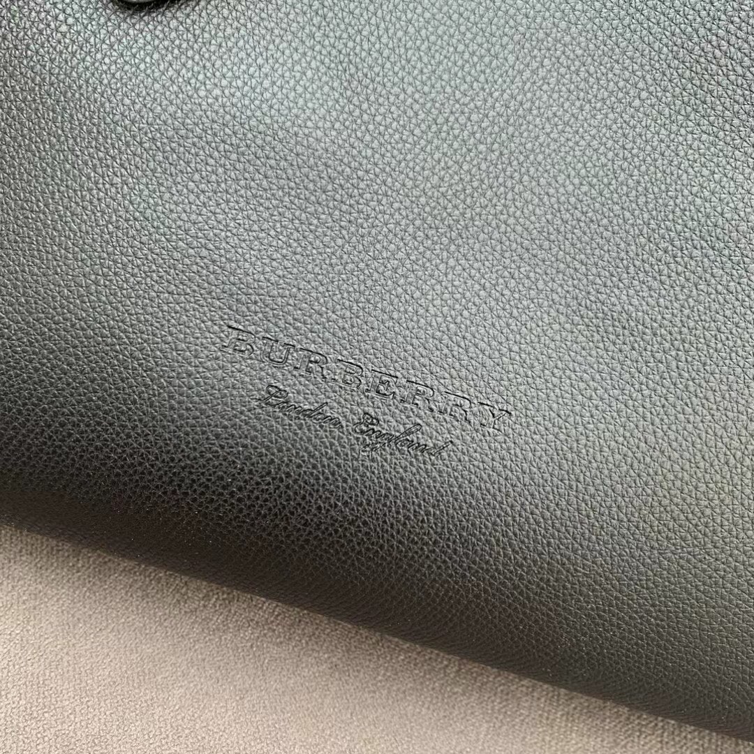 Burberry versatile and classic shopping bag entry model! My favorite tote bag can be matched with different styles on both sides. The capacity is super large, and it is OK for short trips, work, and classes to put books ~ (45X30X12) 3 Burberry versatile and classic shopping bag entry model! My favorite tote bag can be matched with different styles on both sides. The capacity is super large, and it is OK for short trips, work, and classes to put books ~ (45X30X12) - Image 3