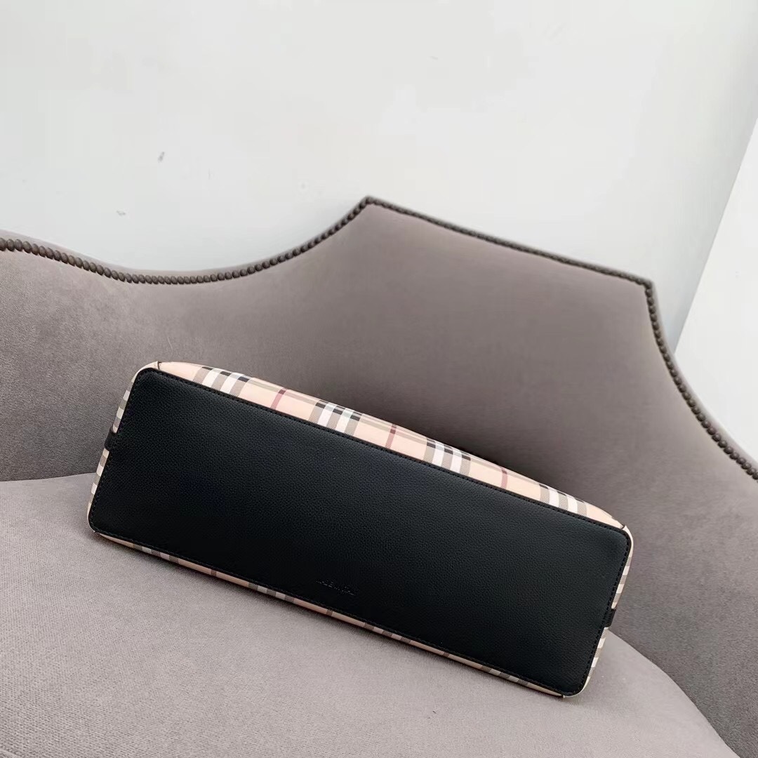 Burberry versatile and classic shopping bag entry model! My favorite tote bag can be matched with different styles on both sides. The capacity is super large, and it is OK for short trips, work, and classes to put books ~ (45X30X12) 7 Burberry versatile and classic shopping bag entry model! My favorite tote bag can be matched with different styles on both sides. The capacity is super large, and it is OK for short trips, work, and classes to put books ~ (45X30X12) - Image 7