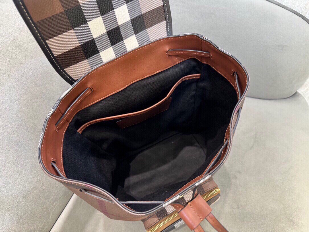 Burberry Large backpack for men and women ~ The rich caramel check pattern is full of retro atmosphere. It is not only very fashionable, but also very high-end. (24x13x37) 3 Burberry Large backpack for men and women ~ The rich caramel check pattern is full of retro atmosphere. It is not only very fashionable, but also very high-end. (24x13x37) - Image 3