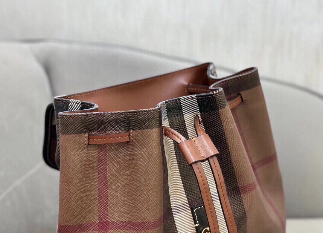 Burberry Large backpack for men and women ~ The rich caramel check pattern is full of retro atmosphere. It is not only very fashionable, but also very high-end. (24x13x37) 5 Burberry Large backpack for men and women ~ The rich caramel check pattern is full of retro atmosphere. It is not only very fashionable, but also very high-end. (24x13x37) - Image 5