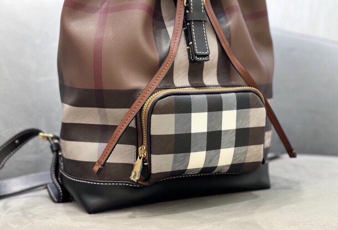 Burberry Large backpack for men and women ~ The rich caramel check pattern is full of retro atmosphere. It is not only very fashionable, but also very high-end. (24x13x37) 6 Burberry Large backpack for men and women ~ The rich caramel check pattern is full of retro atmosphere. It is not only very fashionable, but also very high-end. (24x13x37) - Image 6