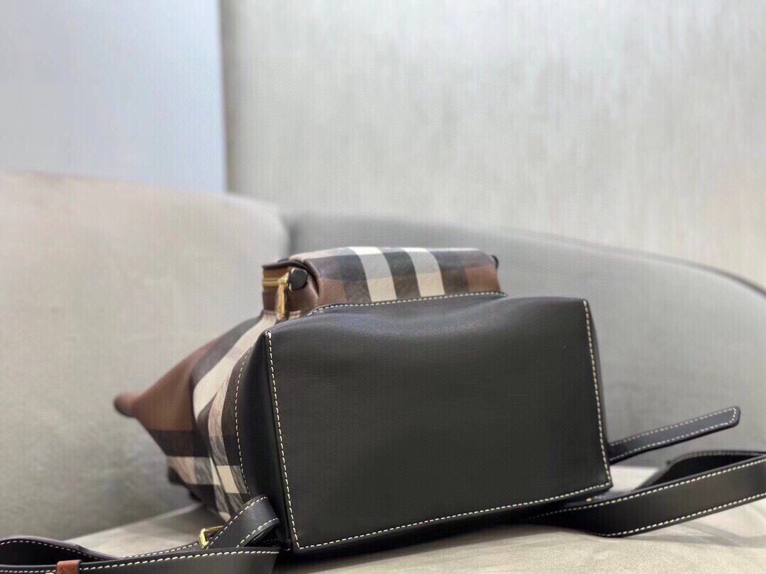 Burberry Large backpack for men and women ~ The rich caramel check pattern is full of retro atmosphere. It is not only very fashionable, but also very high-end. (24x13x37) 4 Burberry Large backpack for men and women ~ The rich caramel check pattern is full of retro atmosphere. It is not only very fashionable, but also very high-end. (24x13x37) - Image 4