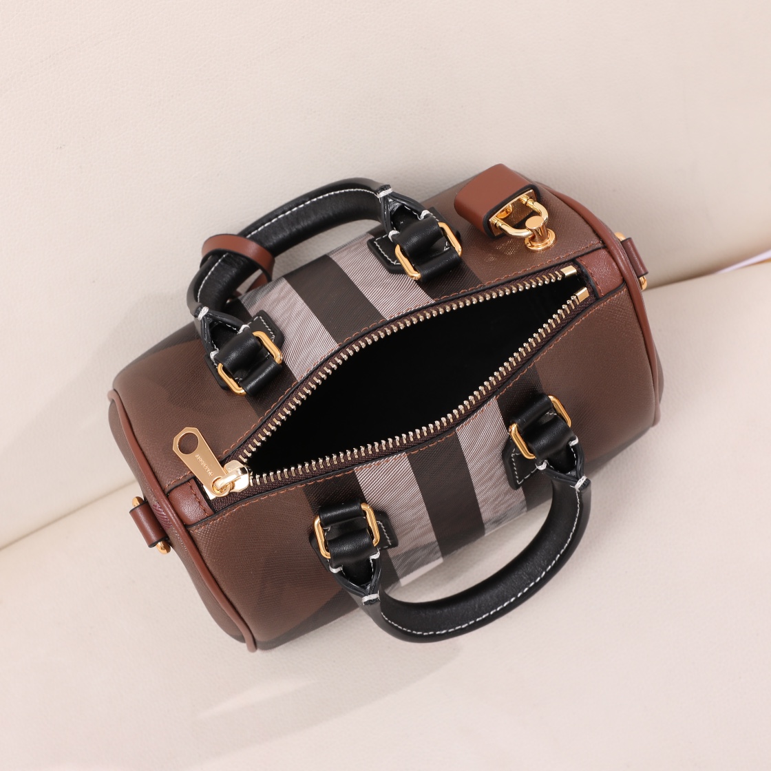 Burberry Mini Boston Small and exquisite, it looks great whether it is hand-held or cross-body, super versatile, classic plaid, retro and loose feeling instantly maximized (18.5X11X12) 3 Burberry Mini Boston Small and exquisite, it looks great whether it is hand-held or cross-body, super versatile, classic plaid, retro and loose feeling instantly maximized (18.5X11X12) - Image 3