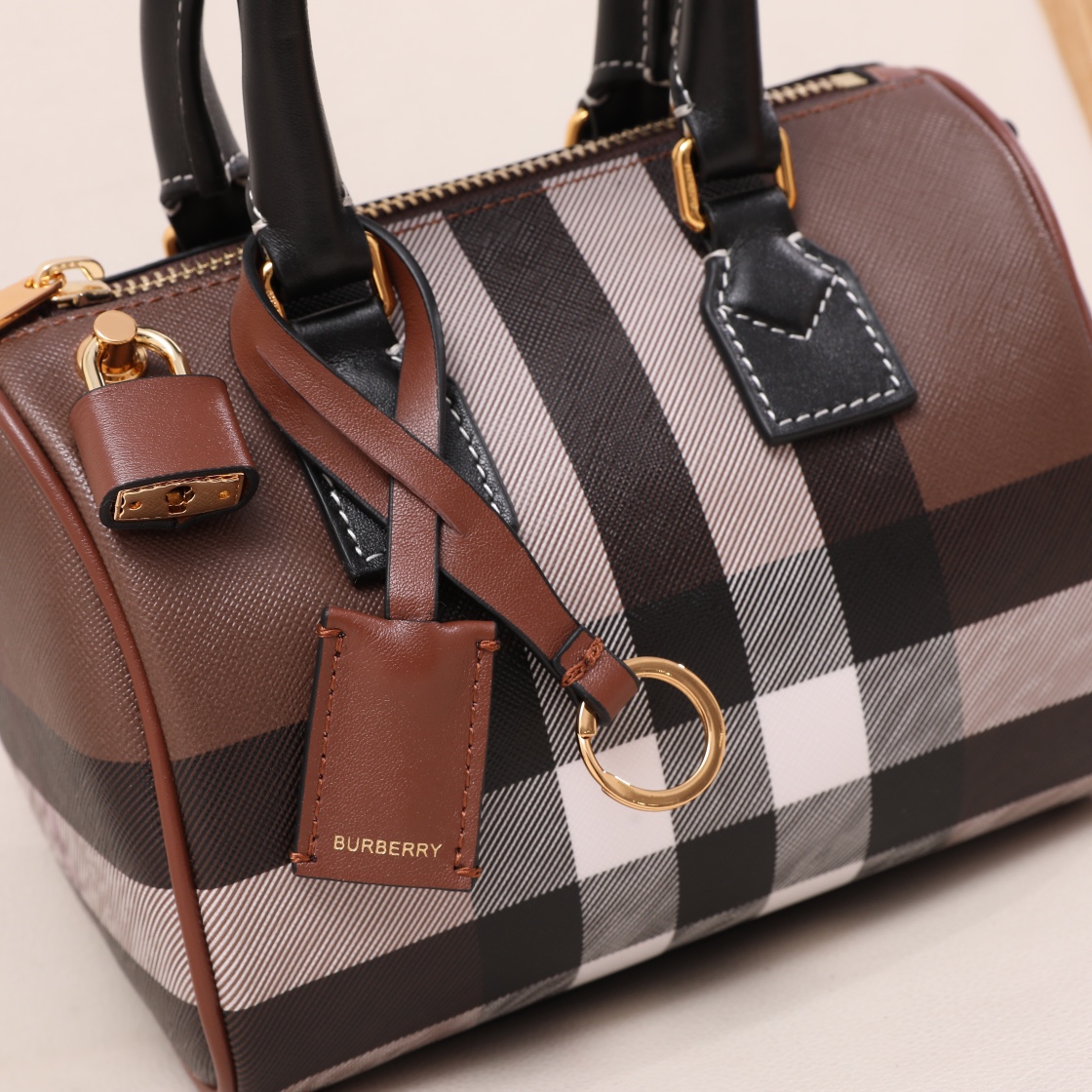 Burberry Mini Boston Small and exquisite, it looks great whether it is hand-held or cross-body, super versatile, classic plaid, retro and loose feeling instantly maximized (18.5X11X12) 5 Burberry Mini Boston Small and exquisite, it looks great whether it is hand-held or cross-body, super versatile, classic plaid, retro and loose feeling instantly maximized (18.5X11X12) - Image 5