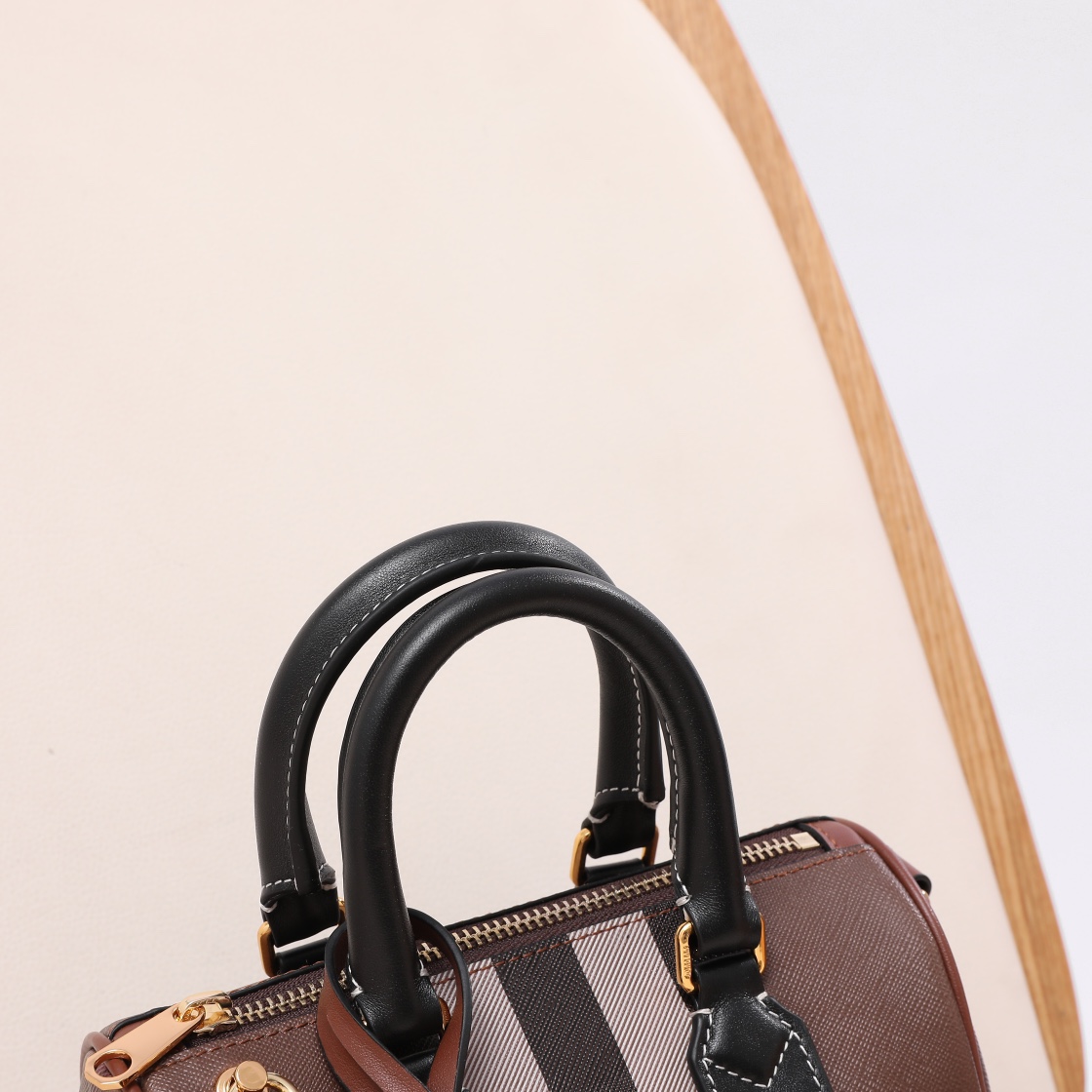 Burberry Mini Boston Small and exquisite, it looks great whether it is hand-held or cross-body, super versatile, classic plaid, retro and loose feeling instantly maximized (18.5X11X12) 7 Burberry Mini Boston Small and exquisite, it looks great whether it is hand-held or cross-body, super versatile, classic plaid, retro and loose feeling instantly maximized (18.5X11X12) - Image 7
