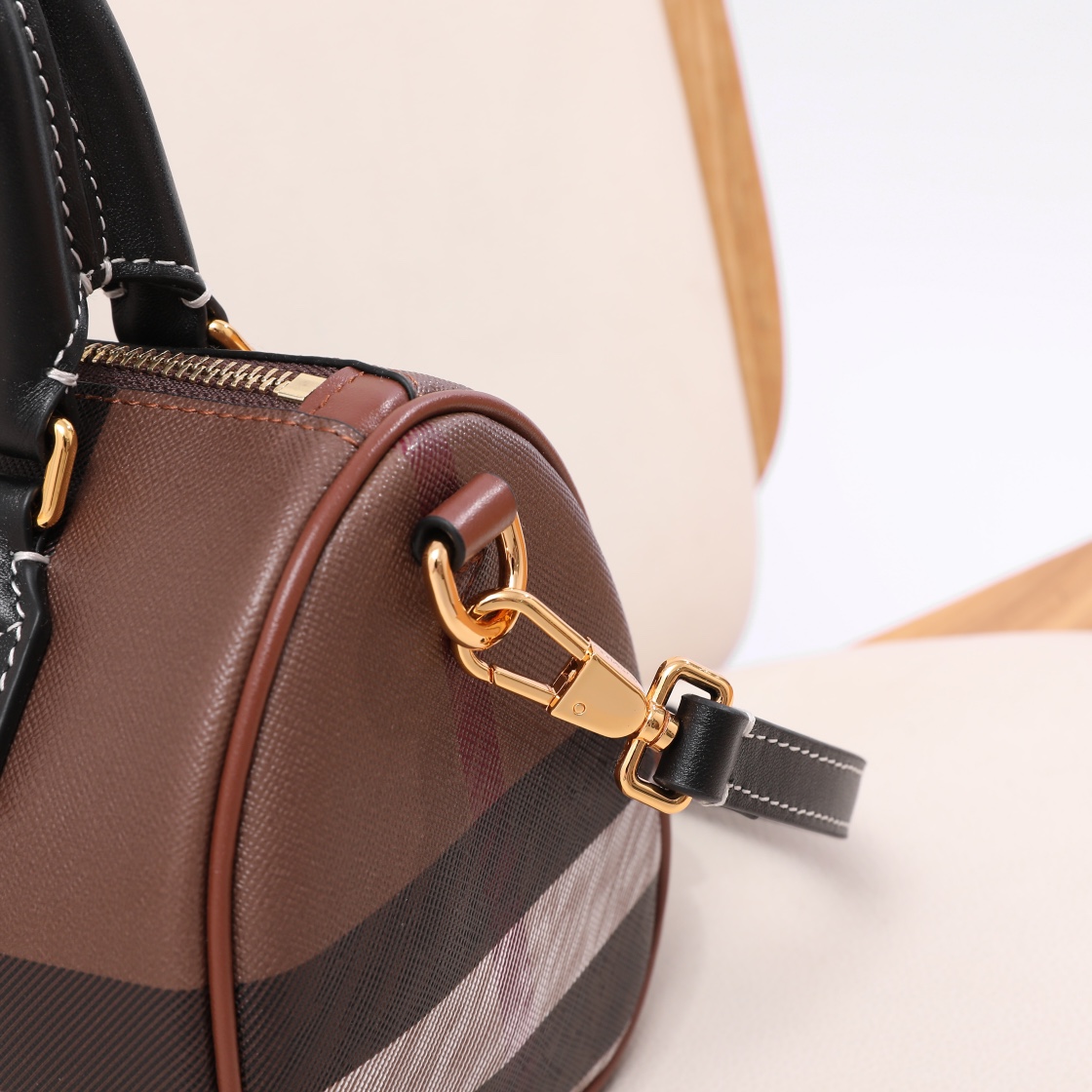 Burberry Mini Boston Small and exquisite, it looks great whether it is hand-held or cross-body, super versatile, classic plaid, retro and loose feeling instantly maximized (18.5X11X12) 6 Burberry Mini Boston Small and exquisite, it looks great whether it is hand-held or cross-body, super versatile, classic plaid, retro and loose feeling instantly maximized (18.5X11X12) - Image 6