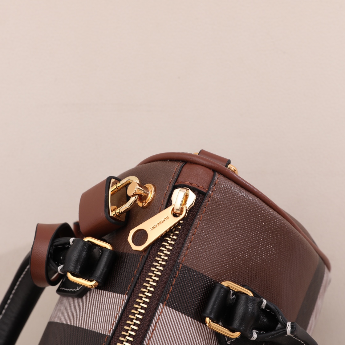 Burberry Mini Boston Small and exquisite, it looks great whether it is hand-held or cross-body, super versatile, classic plaid, retro and loose feeling instantly maximized (18.5X11X12) 4 Burberry Mini Boston Small and exquisite, it looks great whether it is hand-held or cross-body, super versatile, classic plaid, retro and loose feeling instantly maximized (18.5X11X12) - Image 4