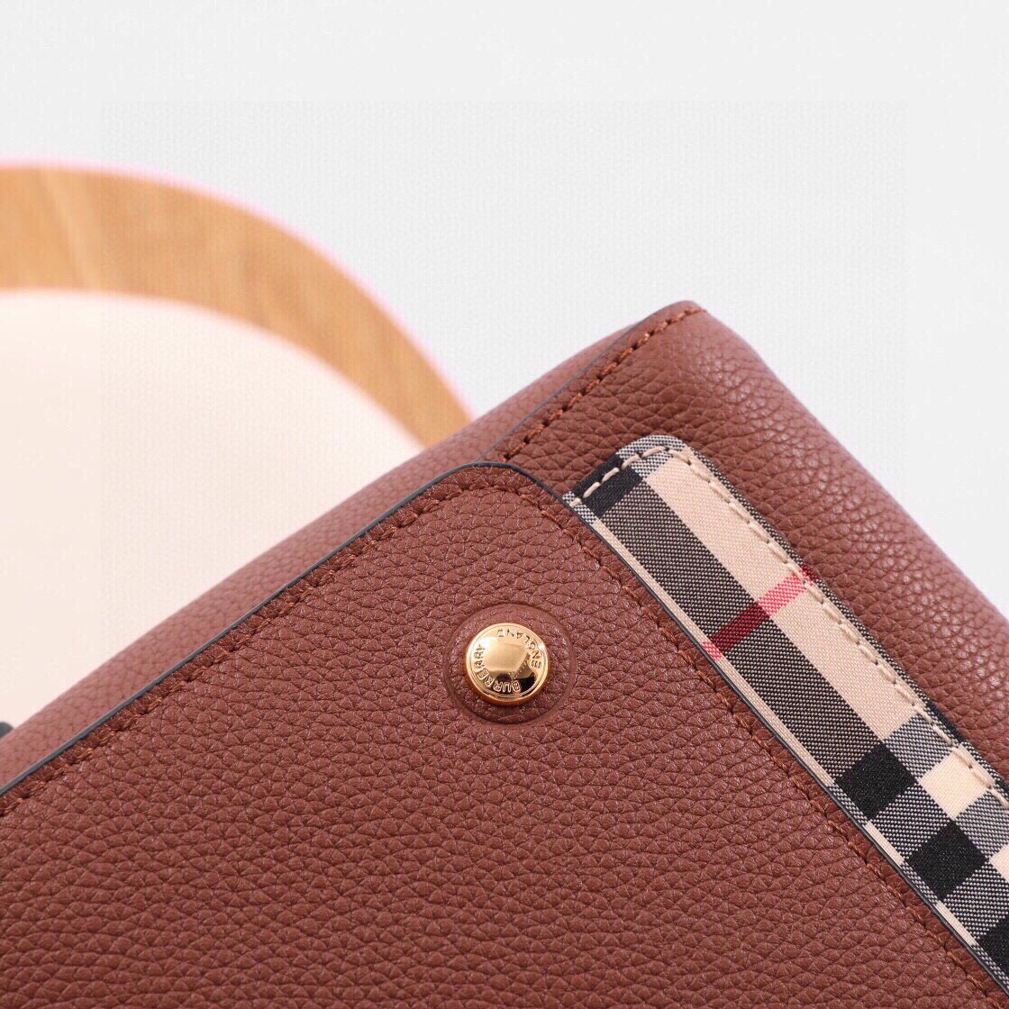 Burberry Note crossbody bag has arrived‼ Made of grained leather and Vintage plaid, with logo-engraved snaps. With a detachable wide strap, it can be transformed into a shoulder bag or a clutch bag (25 x 8.5 x 18) 5 Burberry Note crossbody bag has arrived‼ Made of grained leather and Vintage plaid, with logo-engraved snaps. With a detachable wide strap, it can be transformed into a shoulder bag or a clutch bag (25 x 8.5 x 18) - Image 5