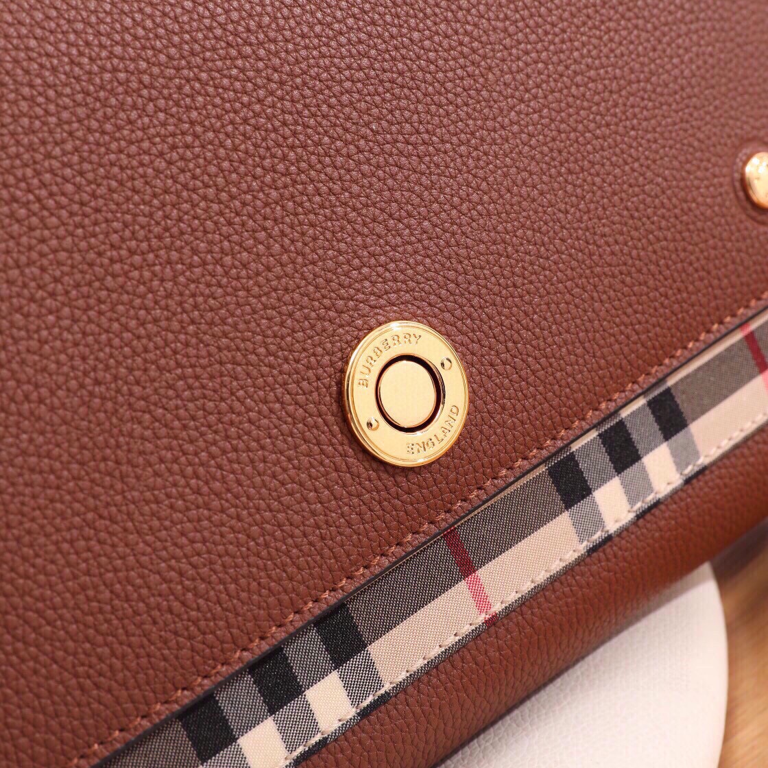 Burberry Note crossbody bag has arrived‼ Made of grained leather and Vintage plaid, with logo-engraved snaps. With a detachable wide strap, it can be transformed into a shoulder bag or a clutch bag (25 x 8.5 x 18) 6 Burberry Note crossbody bag has arrived‼ Made of grained leather and Vintage plaid, with logo-engraved snaps. With a detachable wide strap, it can be transformed into a shoulder bag or a clutch bag (25 x 8.5 x 18) - Image 6