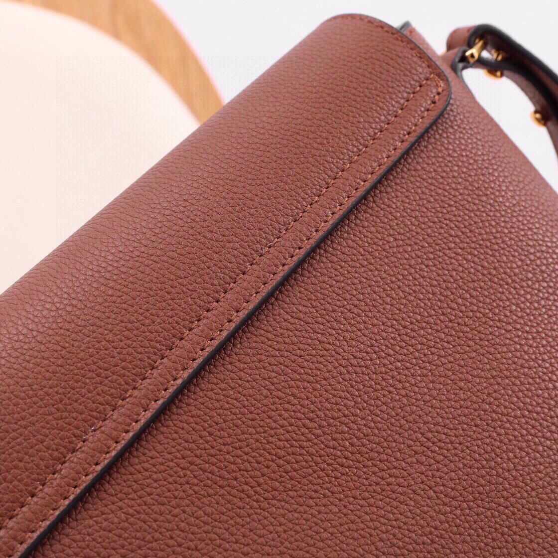 Burberry Note crossbody bag has arrived‼ Made of grained leather and Vintage plaid, with logo-engraved snaps. With a detachable wide strap, it can be transformed into a shoulder bag or a clutch bag (25 x 8.5 x 18) 4 Burberry Note crossbody bag has arrived‼ Made of grained leather and Vintage plaid, with logo-engraved snaps. With a detachable wide strap, it can be transformed into a shoulder bag or a clutch bag (25 x 8.5 x 18) - Image 4
