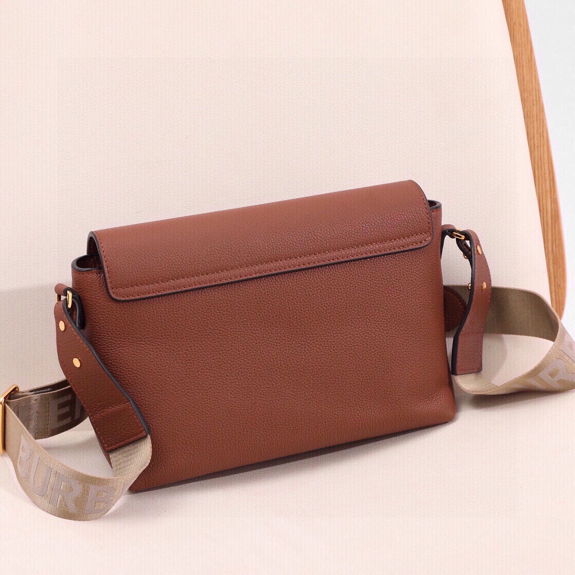 Burberry Note crossbody bag has arrived‼ Made of grained leather and Vintage plaid, with logo-engraved snaps. With a detachable wide strap, it can be transformed into a shoulder bag or a clutch bag (25 x 8.5 x 18) 9 Burberry Note crossbody bag has arrived‼ Made of grained leather and Vintage plaid, with logo-engraved snaps. With a detachable wide strap, it can be transformed into a shoulder bag or a clutch bag (25 x 8.5 x 18) - Image 9