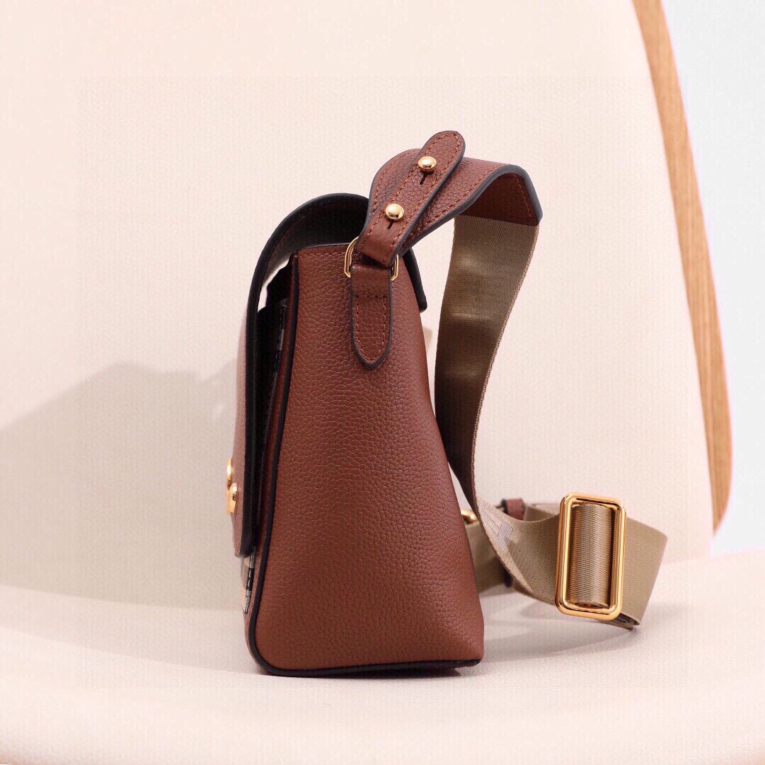Burberry Note crossbody bag has arrived‼ Made of grained leather and Vintage plaid, with logo-engraved snaps. With a detachable wide strap, it can be transformed into a shoulder bag or a clutch bag (25 x 8.5 x 18) 7 Burberry Note crossbody bag has arrived‼ Made of grained leather and Vintage plaid, with logo-engraved snaps. With a detachable wide strap, it can be transformed into a shoulder bag or a clutch bag (25 x 8.5 x 18) - Image 7