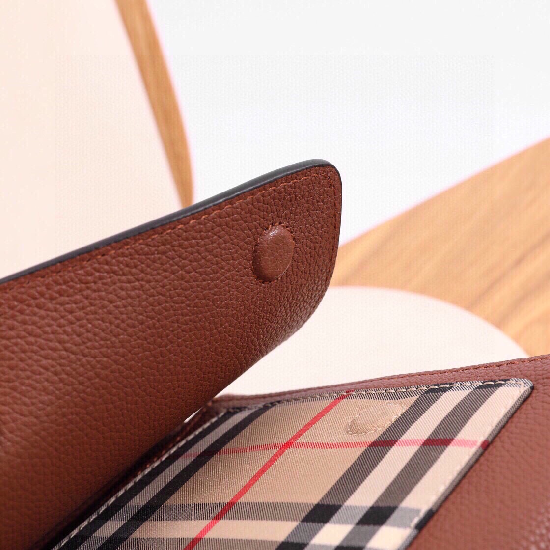 Burberry Note crossbody bag has arrived‼ Made of grained leather and Vintage plaid, with logo-engraved snaps. With a detachable wide strap, it can be transformed into a shoulder bag or a clutch bag (25 x 8.5 x 18) 3 Burberry Note crossbody bag has arrived‼ Made of grained leather and Vintage plaid, with logo-engraved snaps. With a detachable wide strap, it can be transformed into a shoulder bag or a clutch bag (25 x 8.5 x 18) - Image 3