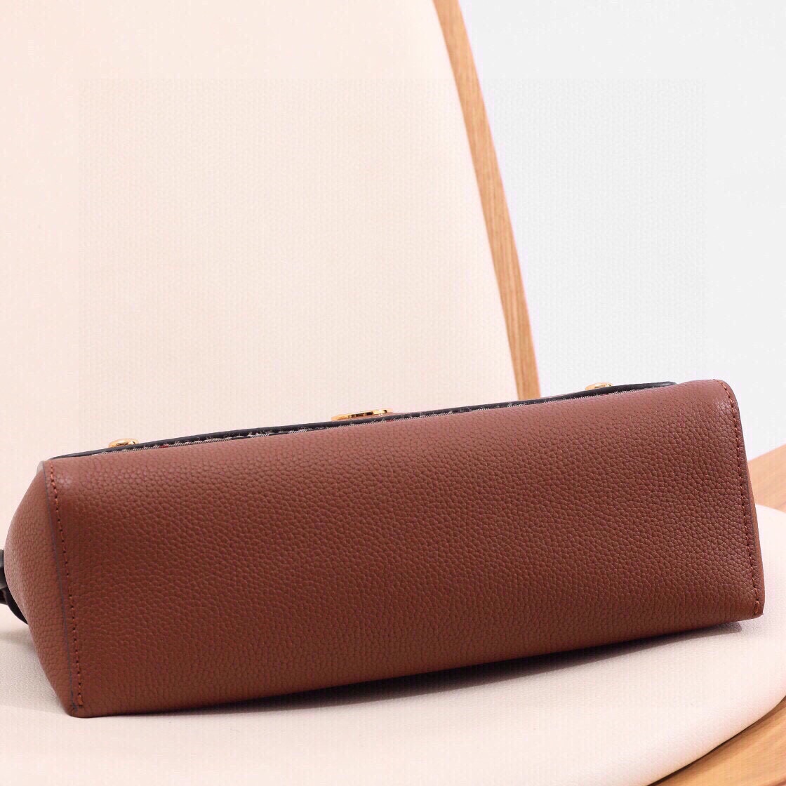 Burberry Note crossbody bag has arrived‼ Made of grained leather and Vintage plaid, with logo-engraved snaps. With a detachable wide strap, it can be transformed into a shoulder bag or a clutch bag (25 x 8.5 x 18) 8 Burberry Note crossbody bag has arrived‼ Made of grained leather and Vintage plaid, with logo-engraved snaps. With a detachable wide strap, it can be transformed into a shoulder bag or a clutch bag (25 x 8.5 x 18) - Image 8