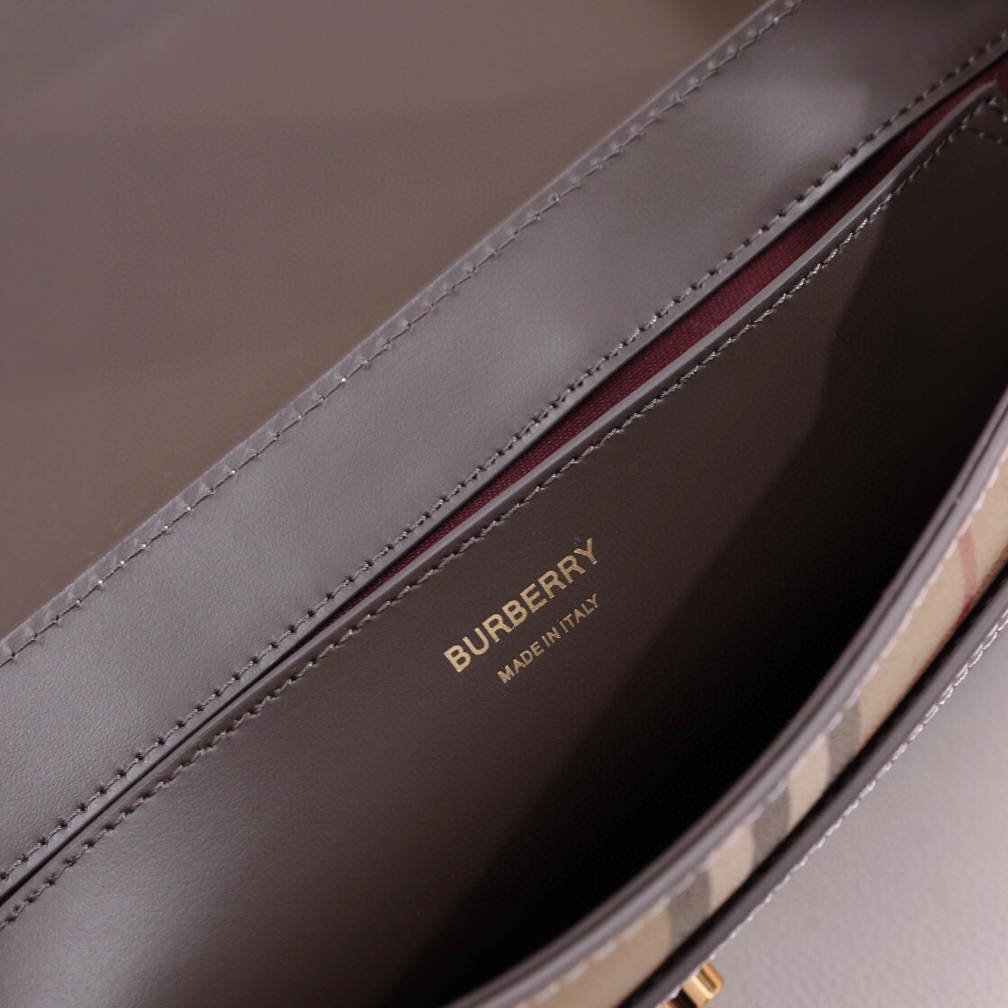 Burberry Note crossbody bag new color new colour arrived‼ Made from grained leather and Vintage check, it features a logo-engraved snap closure. It can be worn as a shoulder bag or clutch with the removable wide strap (25 x 8.5 x 18) 4 Burberry Note crossbody bag new color new colour arrived‼ Made from grained leather and Vintage check, it features a logo-engraved snap closure. It can be worn as a shoulder bag or clutch with the removable wide strap (25 x 8.5 x 18) - Image 4