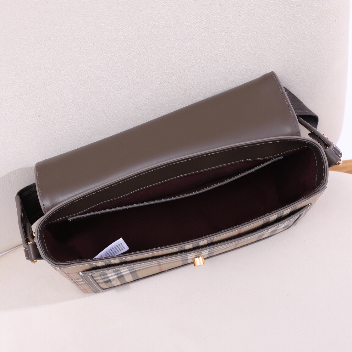 Burberry Note crossbody bag new color new colour arrived‼ Made from grained leather and Vintage check, it features a logo-engraved snap closure. It can be worn as a shoulder bag or clutch with the removable wide strap (25 x 8.5 x 18) 3 Burberry Note crossbody bag new color new colour arrived‼ Made from grained leather and Vintage check, it features a logo-engraved snap closure. It can be worn as a shoulder bag or clutch with the removable wide strap (25 x 8.5 x 18) - Image 3