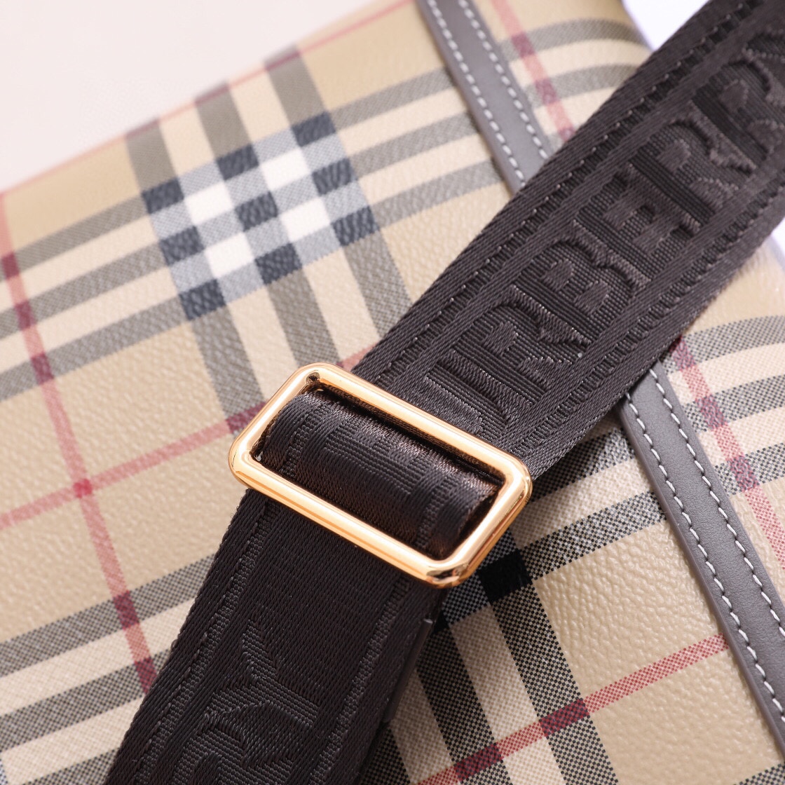 Burberry Note crossbody bag new color new colour arrived‼ Made from grained leather and Vintage check, it features a logo-engraved snap closure. It can be worn as a shoulder bag or clutch with the removable wide strap (25 x 8.5 x 18) 5 Burberry Note crossbody bag new color new colour arrived‼ Made from grained leather and Vintage check, it features a logo-engraved snap closure. It can be worn as a shoulder bag or clutch with the removable wide strap (25 x 8.5 x 18) - Image 5