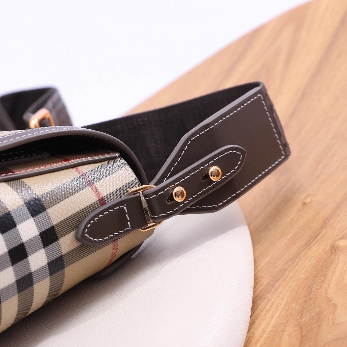 Burberry Note crossbody bag new color new colour arrived‼ Made from grained leather and Vintage check, it features a logo-engraved snap closure. It can be worn as a shoulder bag or clutch with the removable wide strap (25 x 8.5 x 18) 6 Burberry Note crossbody bag new color new colour arrived‼ Made from grained leather and Vintage check, it features a logo-engraved snap closure. It can be worn as a shoulder bag or clutch with the removable wide strap (25 x 8.5 x 18) - Image 6