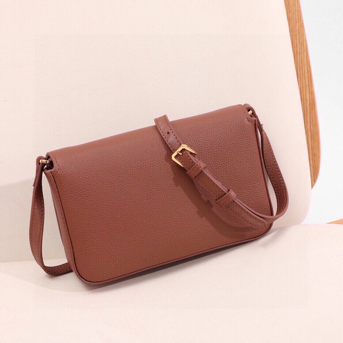 Burberry Note crossbody bag has arrived‼ Made of grained leather and Vintage plaid, it has a logo-engraved snap button. With a detachable wide strap, it can be transformed into a shoulder bag or a clutch bag at will (21X12.5) 9 Burberry Note crossbody bag has arrived‼ Made of grained leather and Vintage plaid, it has a logo-engraved snap button. With a detachable wide strap, it can be transformed into a shoulder bag or a clutch bag at will (21X12.5) - Image 9