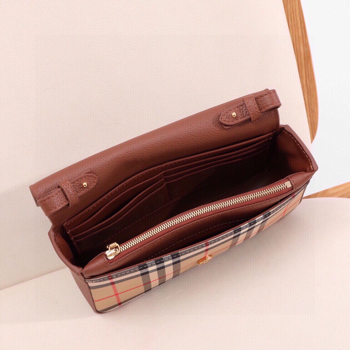 Burberry Note crossbody bag has arrived‼ Made of grained leather and Vintage plaid, it has a logo-engraved snap button. With a detachable wide strap, it can be transformed into a shoulder bag or a clutch bag at will (21X12.5) 3 Burberry Note crossbody bag has arrived‼ Made of grained leather and Vintage plaid, it has a logo-engraved snap button. With a detachable wide strap, it can be transformed into a shoulder bag or a clutch bag at will (21X12.5) - Image 3