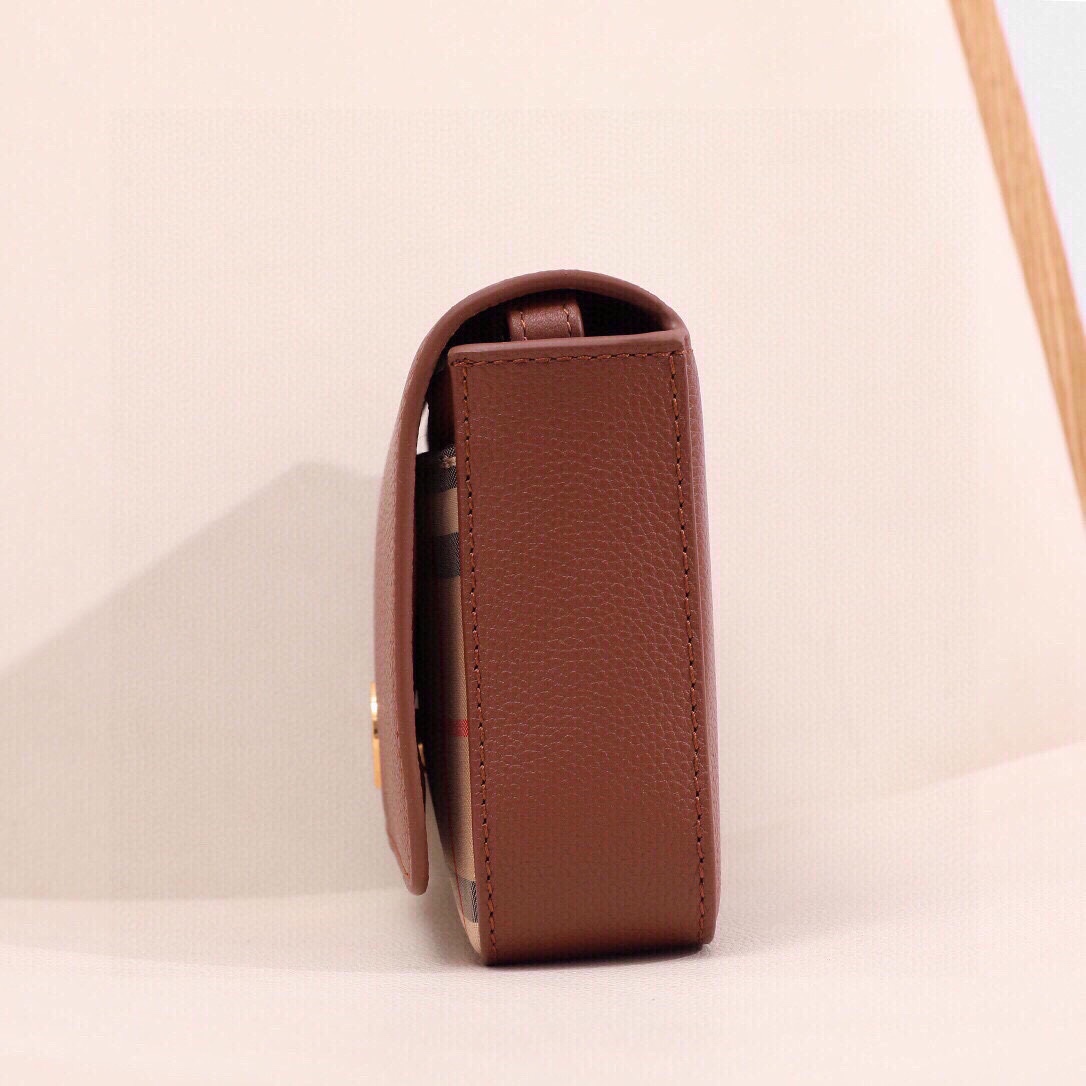 Burberry Note crossbody bag has arrived‼ Made of grained leather and Vintage plaid, it has a logo-engraved snap button. With a detachable wide strap, it can be transformed into a shoulder bag or a clutch bag at will (21X12.5) 6 Burberry Note crossbody bag has arrived‼ Made of grained leather and Vintage plaid, it has a logo-engraved snap button. With a detachable wide strap, it can be transformed into a shoulder bag or a clutch bag at will (21X12.5) - Image 6