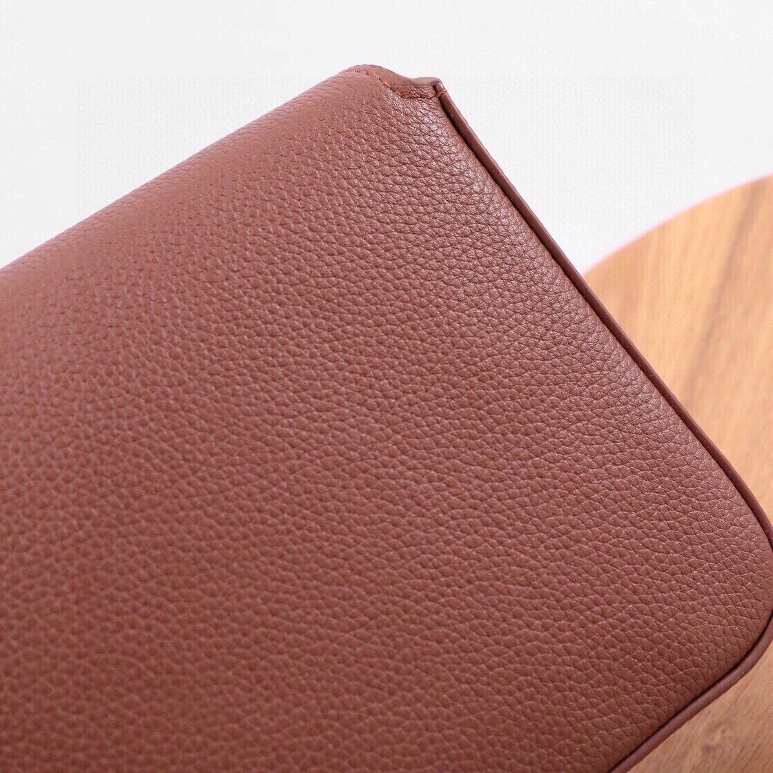 Burberry Note crossbody bag has arrived‼ Made of grained leather and Vintage plaid, it has a logo-engraved snap button. With a detachable wide strap, it can be transformed into a shoulder bag or a clutch bag at will (21X12.5) 7 Burberry Note crossbody bag has arrived‼ Made of grained leather and Vintage plaid, it has a logo-engraved snap button. With a detachable wide strap, it can be transformed into a shoulder bag or a clutch bag at will (21X12.5) - Image 7