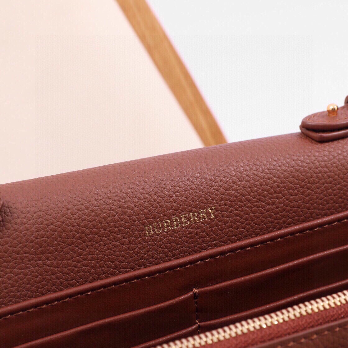 Burberry Note crossbody bag has arrived‼ Made of grained leather and Vintage plaid, it has a logo-engraved snap button. With a detachable wide strap, it can be transformed into a shoulder bag or a clutch bag at will (21X12.5) 4 Burberry Note crossbody bag has arrived‼ Made of grained leather and Vintage plaid, it has a logo-engraved snap button. With a detachable wide strap, it can be transformed into a shoulder bag or a clutch bag at will (21X12.5) - Image 4