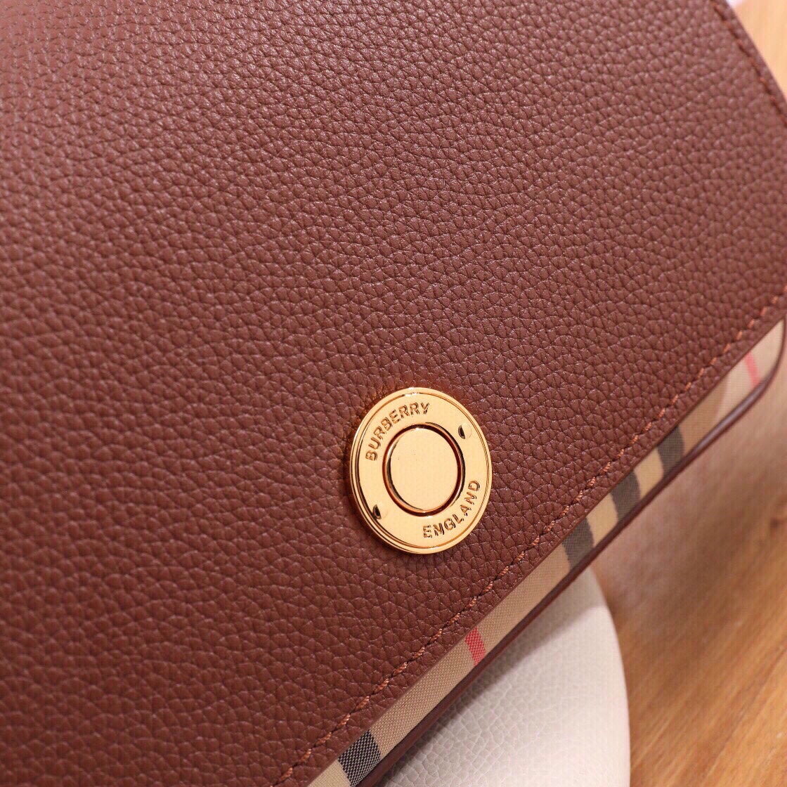Burberry Note crossbody bag has arrived‼ Made of grained leather and Vintage plaid, it has a logo-engraved snap button. With a detachable wide strap, it can be transformed into a shoulder bag or a clutch bag at will (21X12.5) 8 Burberry Note crossbody bag has arrived‼ Made of grained leather and Vintage plaid, it has a logo-engraved snap button. With a detachable wide strap, it can be transformed into a shoulder bag or a clutch bag at will (21X12.5) - Image 8