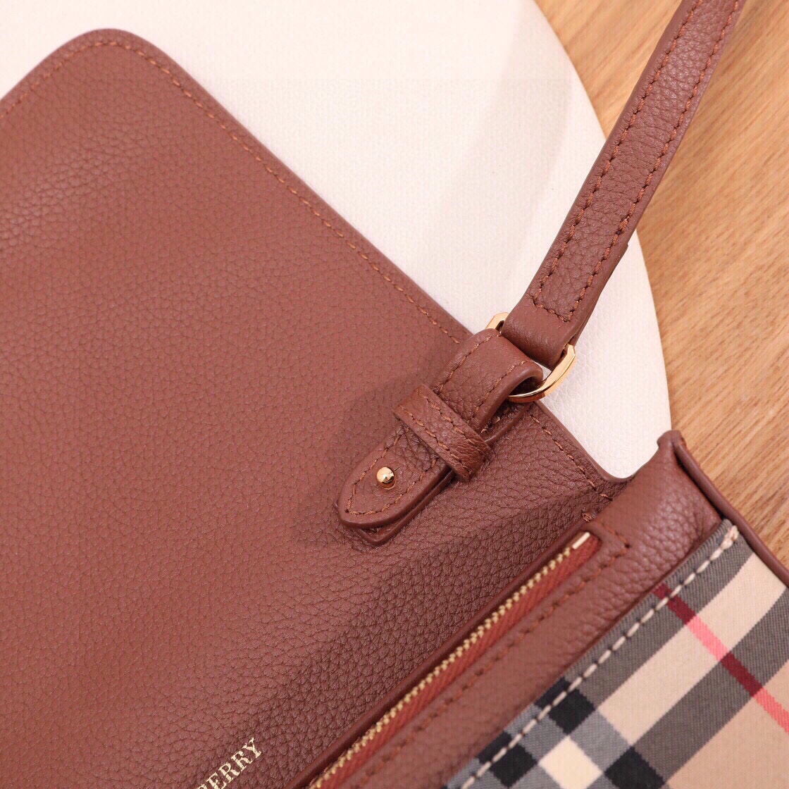 Burberry Note crossbody bag has arrived‼ Made of grained leather and Vintage plaid, it has a logo-engraved snap button. With a detachable wide strap, it can be transformed into a shoulder bag or a clutch bag at will (21X12.5) 5 Burberry Note crossbody bag has arrived‼ Made of grained leather and Vintage plaid, it has a logo-engraved snap button. With a detachable wide strap, it can be transformed into a shoulder bag or a clutch bag at will (21X12.5) - Image 5
