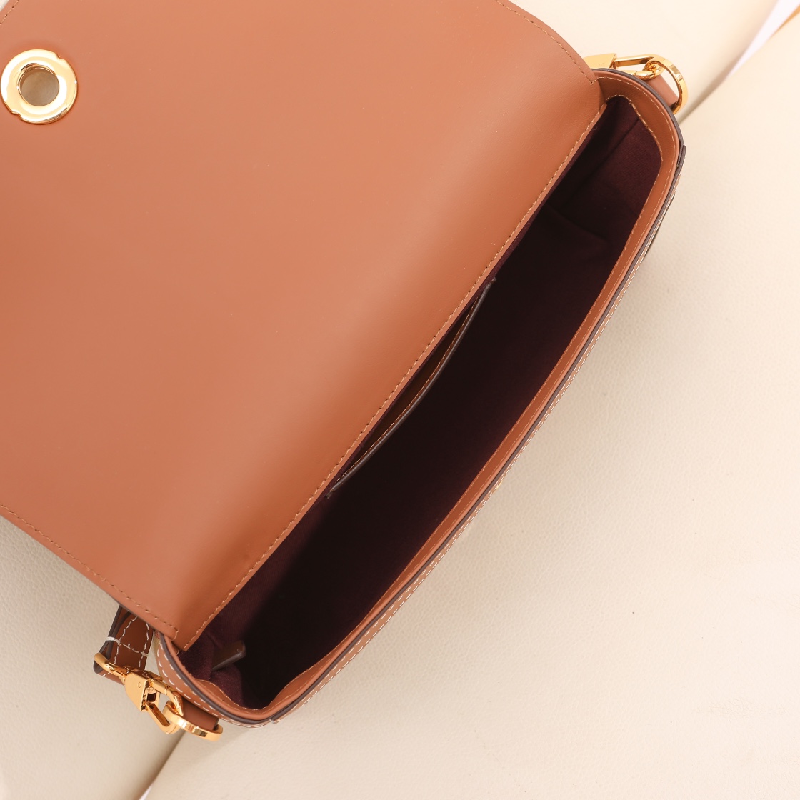 Burberry French bag🥖 must have this summer‼ ️Two bags in one bag with multiple uses and new color matching birch brown checkered pattern, both retro and high-end, salty and sweet (24×8x 14) 4 Burberry French bag🥖 must have this summer‼ ️Two bags in one bag with multiple uses and new color matching birch brown checkered pattern, both retro and high-end, salty and sweet (24×8x 14) - Image 4