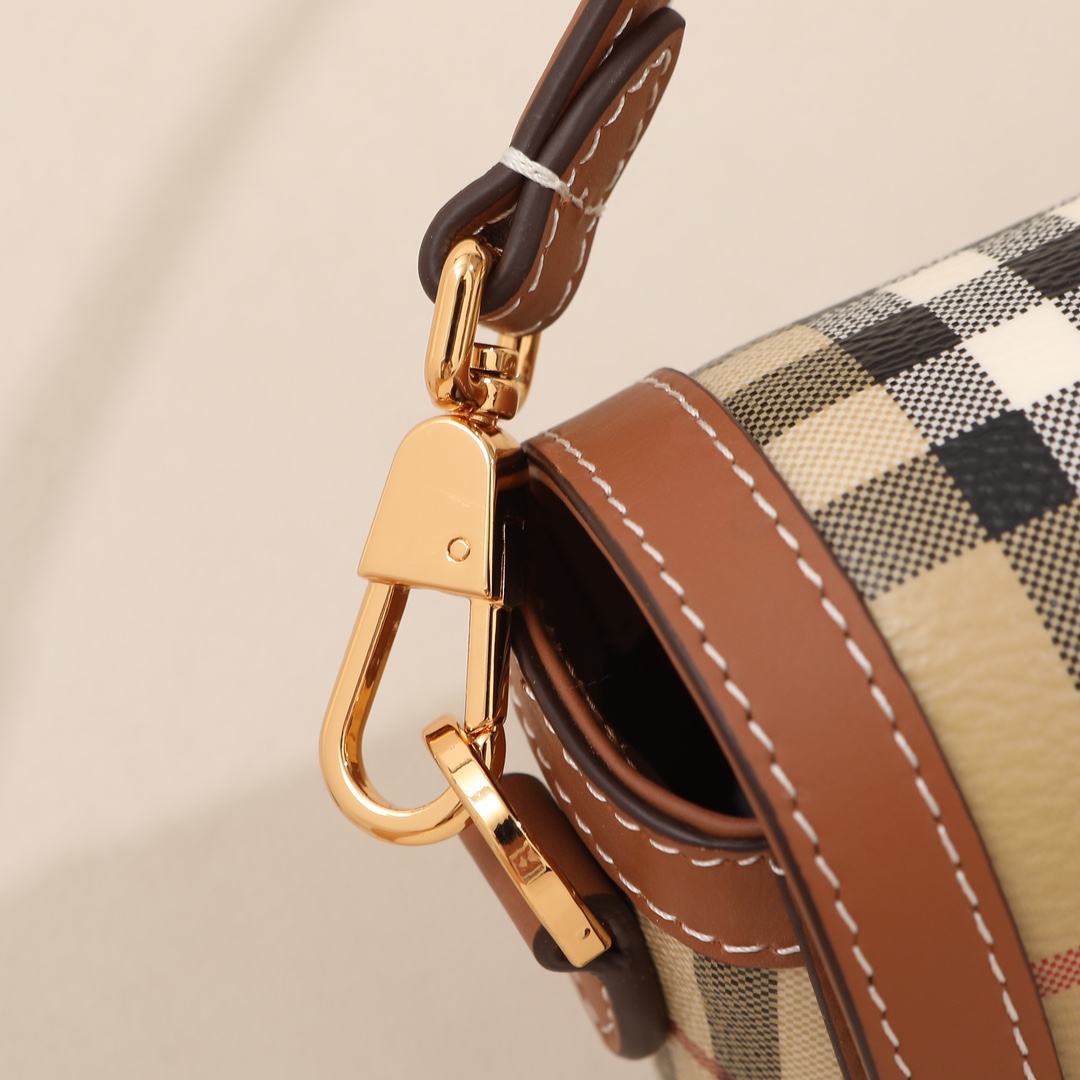 Burberry French bag🥖 must have this summer‼ ️Two bags in one bag with multiple uses and new color matching birch brown checkered pattern, both retro and high-end, salty and sweet (24×8x 14) 5 Burberry French bag🥖 must have this summer‼ ️Two bags in one bag with multiple uses and new color matching birch brown checkered pattern, both retro and high-end, salty and sweet (24×8x 14) - Image 5