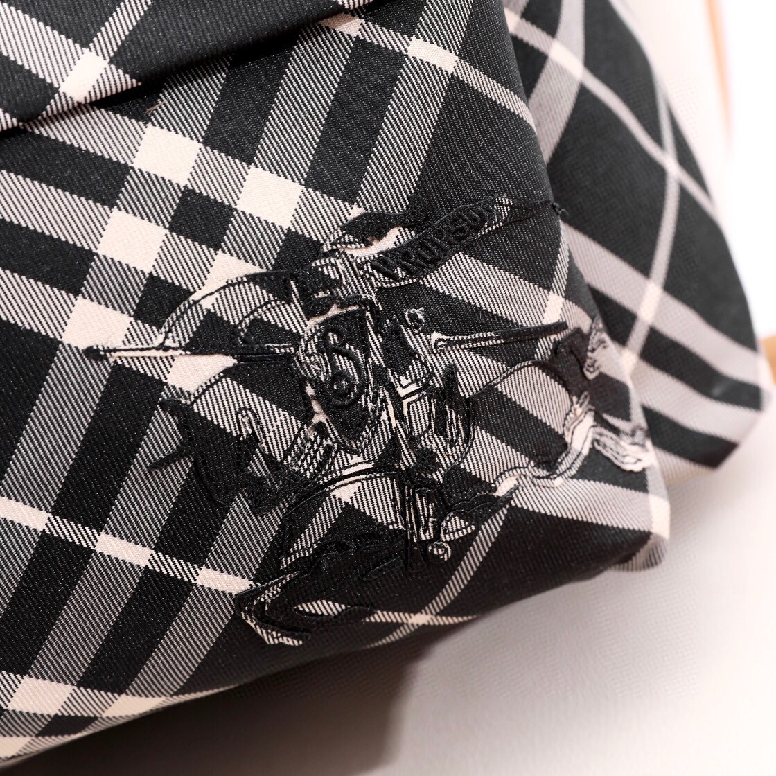 Burberry backpack 🎒 The striped elements of vibrant colors are renewed and fashionable. The outline of the three-dimensional fluffy silhouette is unique double fabric craftsmanship and double zipper design. The sufficient capacity can easily meet the needs of travel and daily life, adding a layer of interest (35X14X41) 5 Burberry backpack 🎒 The striped elements of vibrant colors are renewed and fashionable. The outline of the three-dimensional fluffy silhouette is unique double fabric craftsmanship and double zipper design. The sufficient capacity can easily meet the needs of travel and daily life, adding a layer of interest (35X14X41) - Image 5