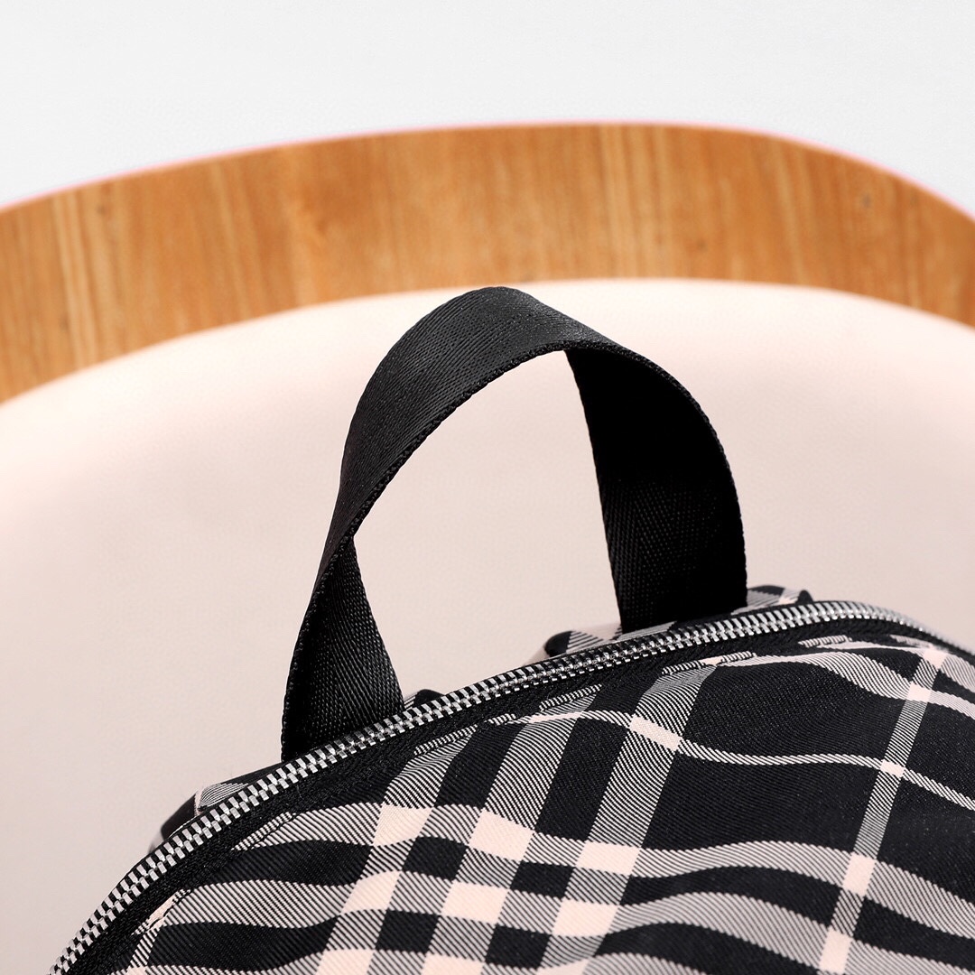 Burberry backpack 🎒 The striped elements of vibrant colors are renewed and fashionable. The outline of the three-dimensional fluffy silhouette is unique double fabric craftsmanship and double zipper design. The sufficient capacity can easily meet the needs of travel and daily life, adding a layer of interest (35X14X41) 6 Burberry backpack 🎒 The striped elements of vibrant colors are renewed and fashionable. The outline of the three-dimensional fluffy silhouette is unique double fabric craftsmanship and double zipper design. The sufficient capacity can easily meet the needs of travel and daily life, adding a layer of interest (35X14X41) - Image 6