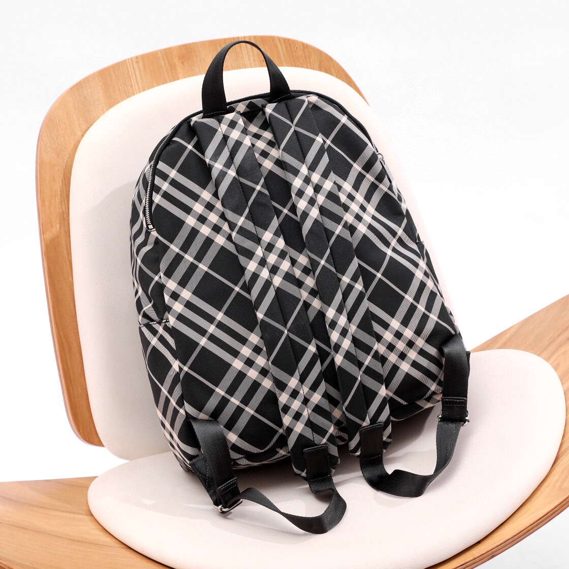 Burberry backpack 🎒 The striped elements of vibrant colors are renewed and fashionable. The outline of the three-dimensional fluffy silhouette is unique double fabric craftsmanship and double zipper design. The sufficient capacity can easily meet the needs of travel and daily life, adding a layer of interest (35X14X41) 9 Burberry backpack 🎒 The striped elements of vibrant colors are renewed and fashionable. The outline of the three-dimensional fluffy silhouette is unique double fabric craftsmanship and double zipper design. The sufficient capacity can easily meet the needs of travel and daily life, adding a layer of interest (35X14X41) - Image 9