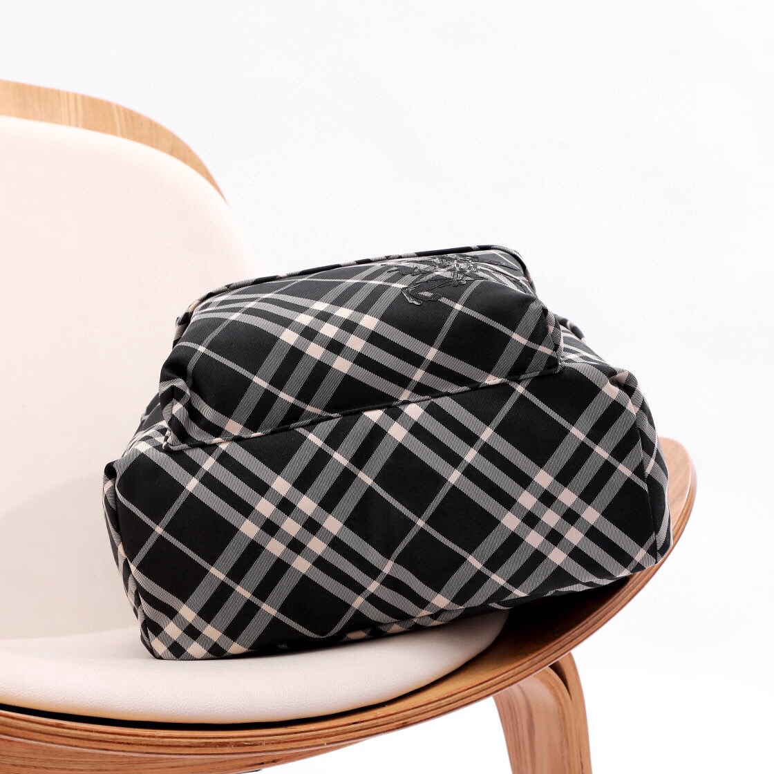 Burberry backpack 🎒 The striped elements of vibrant colors are renewed and fashionable. The outline of the three-dimensional fluffy silhouette is unique double fabric craftsmanship and double zipper design. The sufficient capacity can easily meet the needs of travel and daily life, adding a layer of interest (35X14X41) 7 Burberry backpack 🎒 The striped elements of vibrant colors are renewed and fashionable. The outline of the three-dimensional fluffy silhouette is unique double fabric craftsmanship and double zipper design. The sufficient capacity can easily meet the needs of travel and daily life, adding a layer of interest (35X14X41) - Image 7