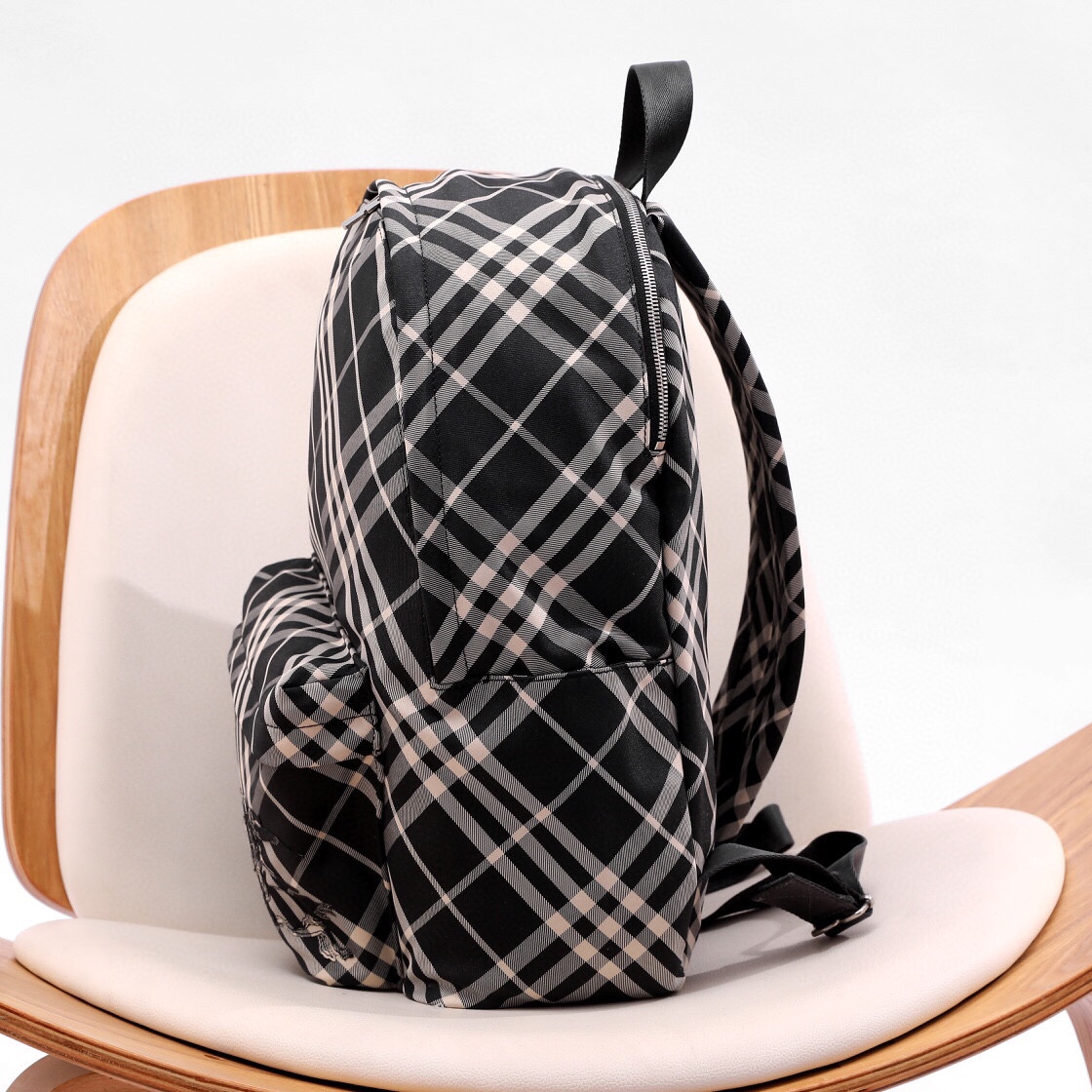 Burberry backpack 🎒 The striped elements of vibrant colors are renewed and fashionable. The outline of the three-dimensional fluffy silhouette is unique double fabric craftsmanship and double zipper design. The sufficient capacity can easily meet the needs of travel and daily life, adding a layer of interest (35X14X41) 8 Burberry backpack 🎒 The striped elements of vibrant colors are renewed and fashionable. The outline of the three-dimensional fluffy silhouette is unique double fabric craftsmanship and double zipper design. The sufficient capacity can easily meet the needs of travel and daily life, adding a layer of interest (35X14X41) - Image 8