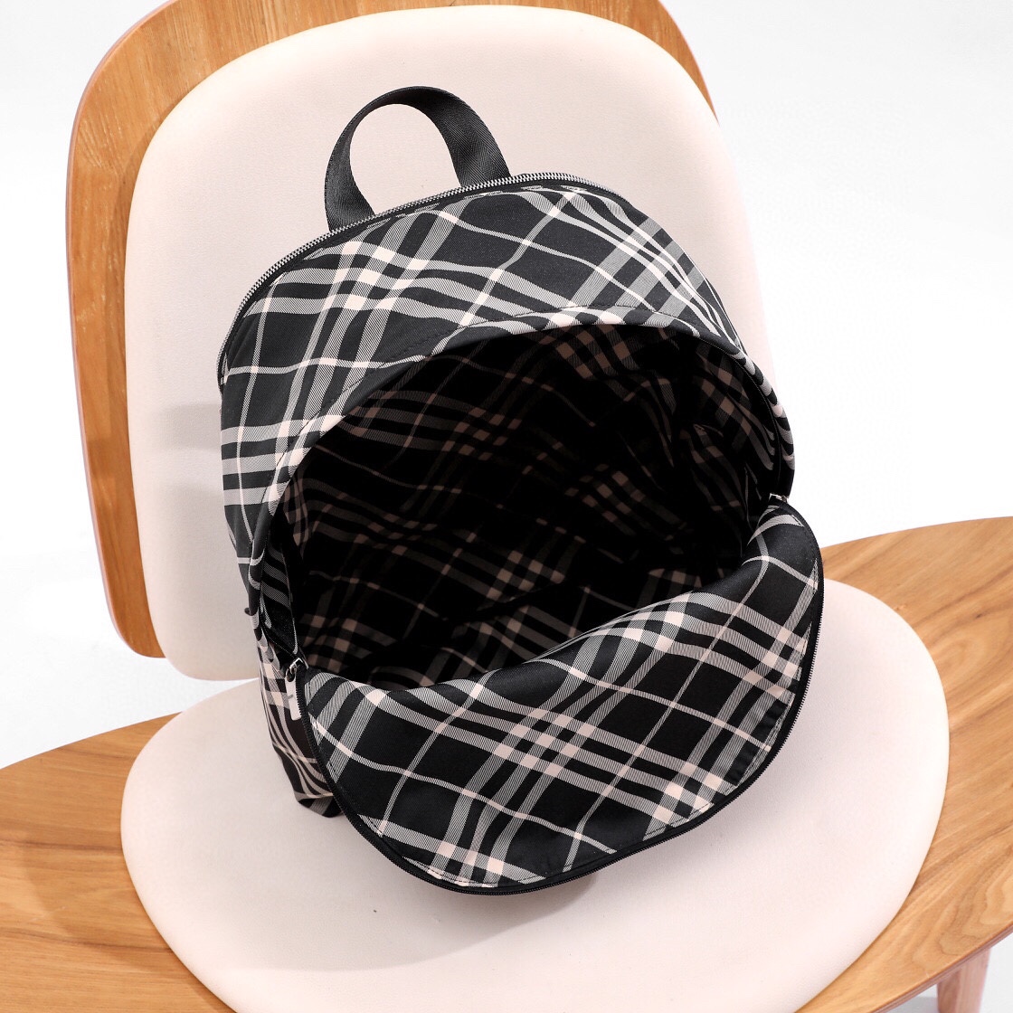 Burberry backpack 🎒 The striped elements of vibrant colors are renewed and fashionable. The outline of the three-dimensional fluffy silhouette is unique double fabric craftsmanship and double zipper design. The sufficient capacity can easily meet the needs of travel and daily life, adding a layer of interest (35X14X41) 3 Burberry backpack 🎒 The striped elements of vibrant colors are renewed and fashionable. The outline of the three-dimensional fluffy silhouette is unique double fabric craftsmanship and double zipper design. The sufficient capacity can easily meet the needs of travel and daily life, adding a layer of interest (35X14X41) - Image 3