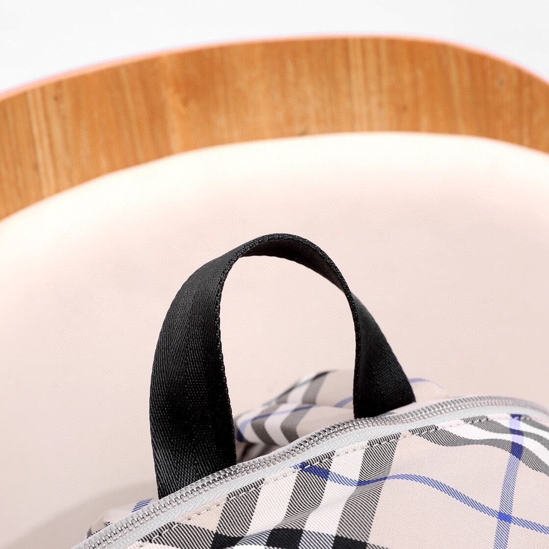 Burberry backpack 🎒 The striped elements of vibrant colors are renewed and fashionable. The outline of the three-dimensional fluffy silhouette is unique double fabric craftsmanship and double zipper design. The sufficient capacity can easily meet the needs of travel and daily life, adding a layer of interest (35X14X41) 7 Burberry backpack 🎒 The striped elements of vibrant colors are renewed and fashionable. The outline of the three-dimensional fluffy silhouette is unique double fabric craftsmanship and double zipper design. The sufficient capacity can easily meet the needs of travel and daily life, adding a layer of interest (35X14X41) - Image 7