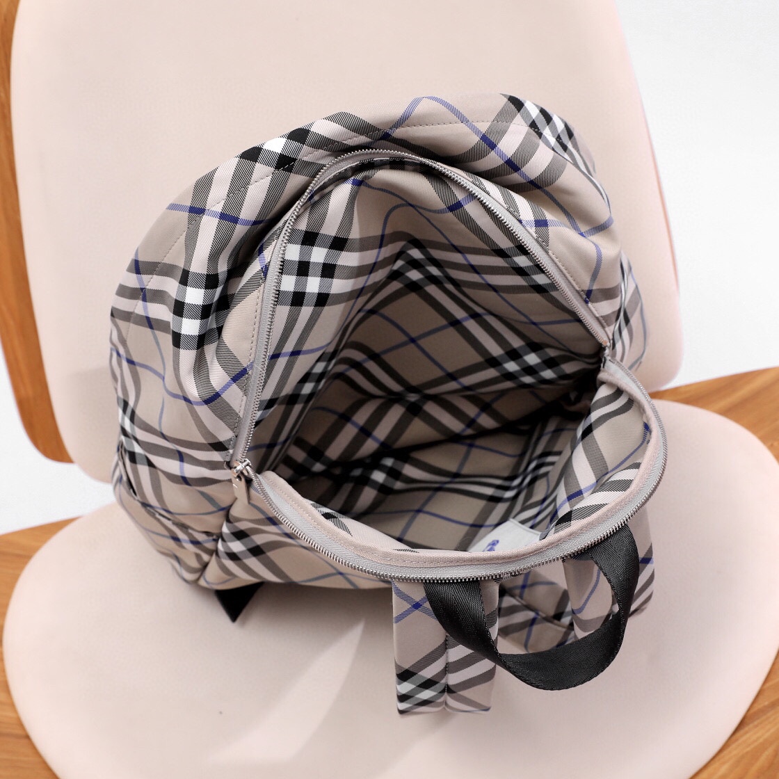 Burberry backpack 🎒 The striped elements of vibrant colors are renewed and fashionable. The outline of the three-dimensional fluffy silhouette is unique double fabric craftsmanship and double zipper design. The sufficient capacity can easily meet the needs of travel and daily life, adding a layer of interest (35X14X41) 4 Burberry backpack 🎒 The striped elements of vibrant colors are renewed and fashionable. The outline of the three-dimensional fluffy silhouette is unique double fabric craftsmanship and double zipper design. The sufficient capacity can easily meet the needs of travel and daily life, adding a layer of interest (35X14X41) - Image 4