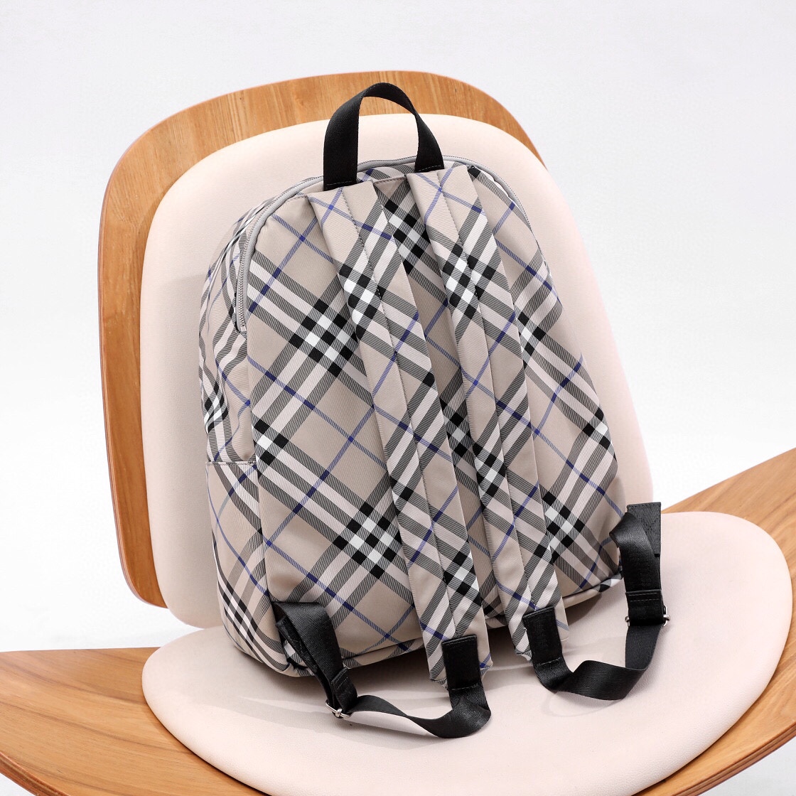 Burberry backpack 🎒 The striped elements of vibrant colors are renewed and fashionable. The outline of the three-dimensional fluffy silhouette is unique double fabric craftsmanship and double zipper design. The sufficient capacity can easily meet the needs of travel and daily life, adding a layer of interest (35X14X41) 9 Burberry backpack 🎒 The striped elements of vibrant colors are renewed and fashionable. The outline of the three-dimensional fluffy silhouette is unique double fabric craftsmanship and double zipper design. The sufficient capacity can easily meet the needs of travel and daily life, adding a layer of interest (35X14X41) - Image 9