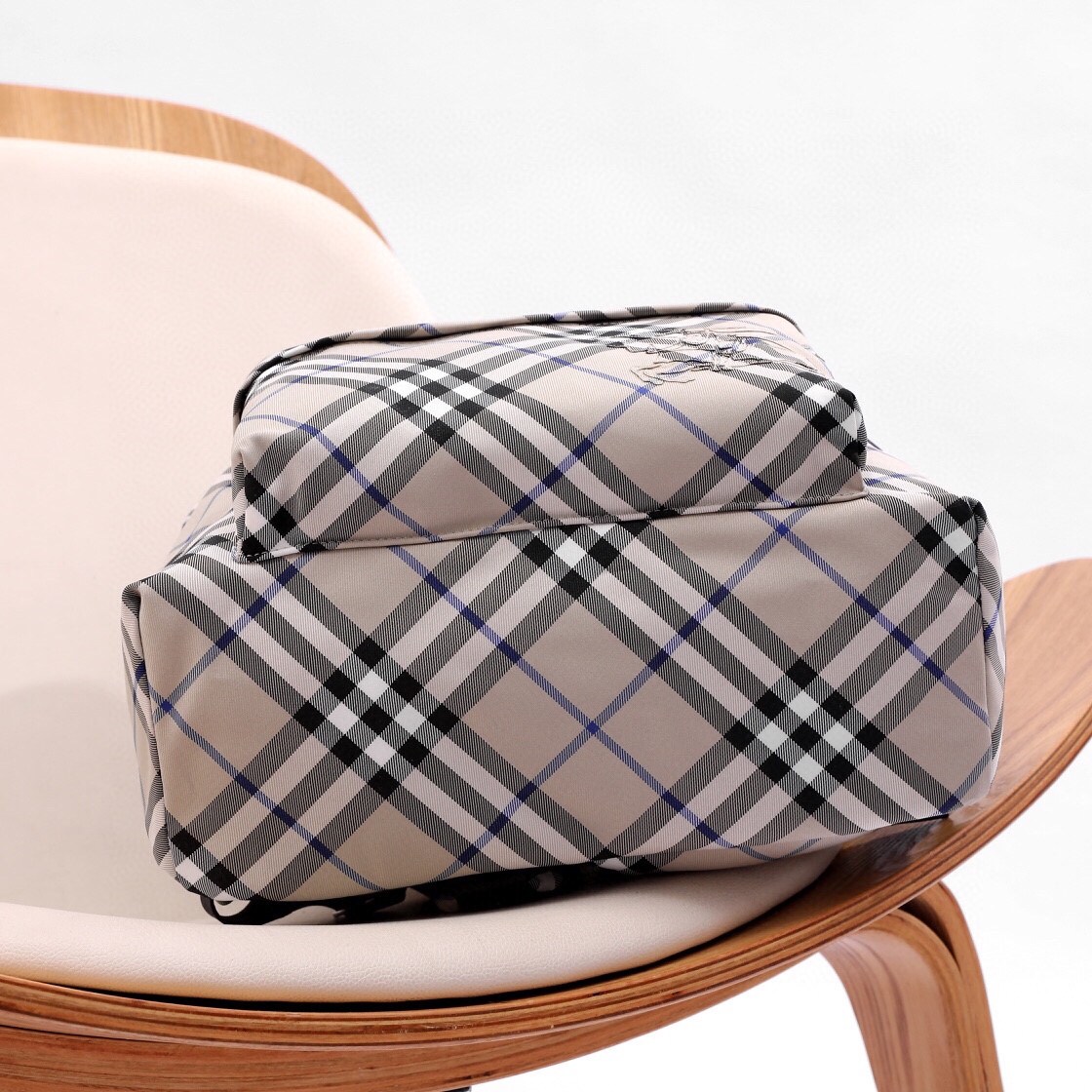 Burberry backpack 🎒 The striped elements of vibrant colors are renewed and fashionable. The outline of the three-dimensional fluffy silhouette is unique double fabric craftsmanship and double zipper design. The sufficient capacity can easily meet the needs of travel and daily life, adding a layer of interest (35X14X41) 5 Burberry backpack 🎒 The striped elements of vibrant colors are renewed and fashionable. The outline of the three-dimensional fluffy silhouette is unique double fabric craftsmanship and double zipper design. The sufficient capacity can easily meet the needs of travel and daily life, adding a layer of interest (35X14X41) - Image 5