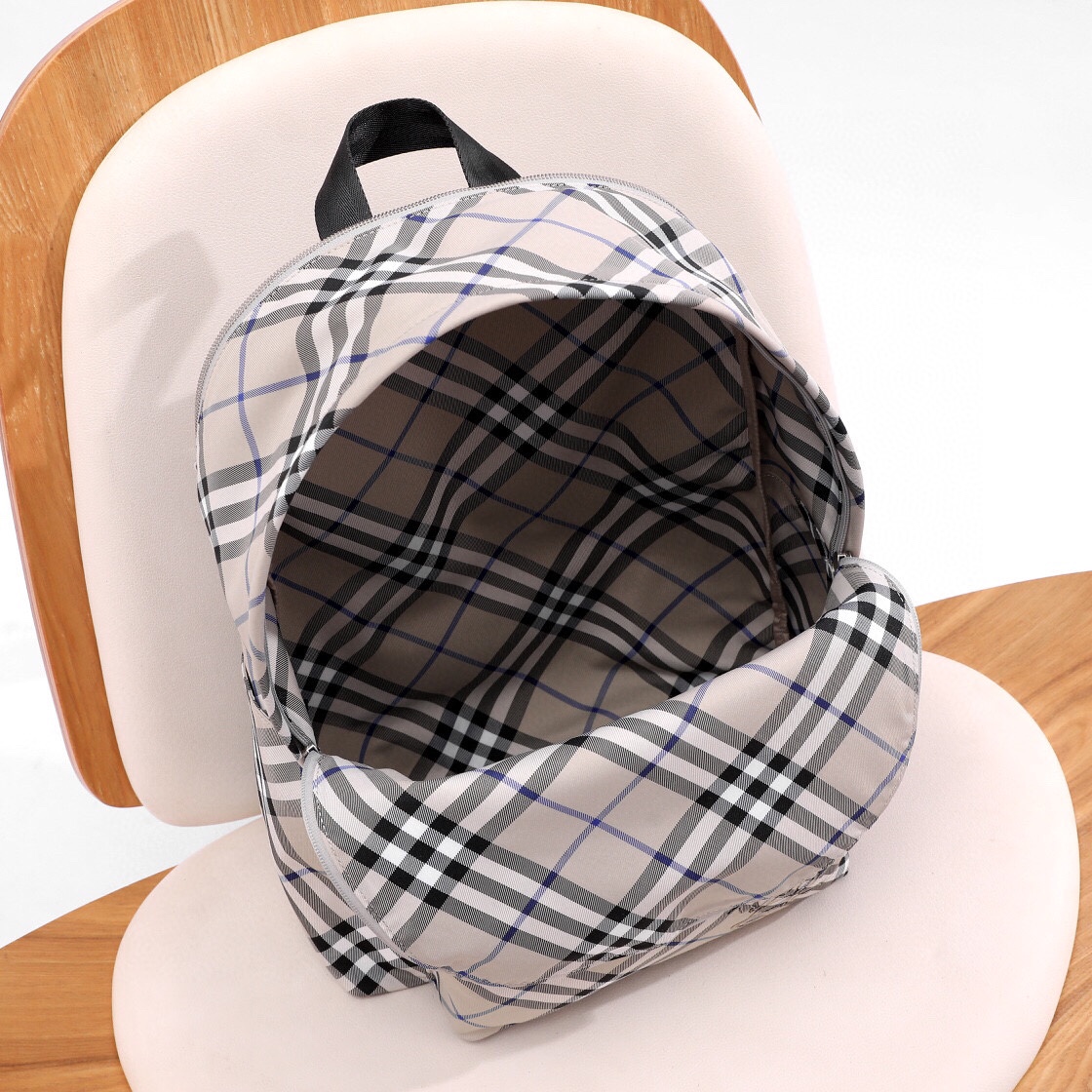 Burberry backpack 🎒 The striped elements of vibrant colors are renewed and fashionable. The outline of the three-dimensional fluffy silhouette is unique double fabric craftsmanship and double zipper design. The sufficient capacity can easily meet the needs of travel and daily life, adding a layer of interest (35X14X41) 3 Burberry backpack 🎒 The striped elements of vibrant colors are renewed and fashionable. The outline of the three-dimensional fluffy silhouette is unique double fabric craftsmanship and double zipper design. The sufficient capacity can easily meet the needs of travel and daily life, adding a layer of interest (35X14X41) - Image 3