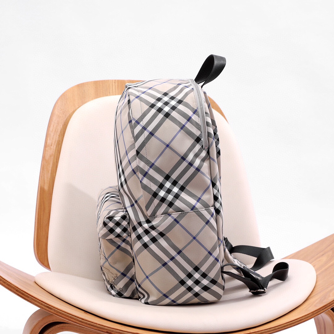 Burberry backpack 🎒 The striped elements of vibrant colors are renewed and fashionable. The outline of the three-dimensional fluffy silhouette is unique double fabric craftsmanship and double zipper design. The sufficient capacity can easily meet the needs of travel and daily life, adding a layer of interest (35X14X41) 8 Burberry backpack 🎒 The striped elements of vibrant colors are renewed and fashionable. The outline of the three-dimensional fluffy silhouette is unique double fabric craftsmanship and double zipper design. The sufficient capacity can easily meet the needs of travel and daily life, adding a layer of interest (35X14X41) - Image 8