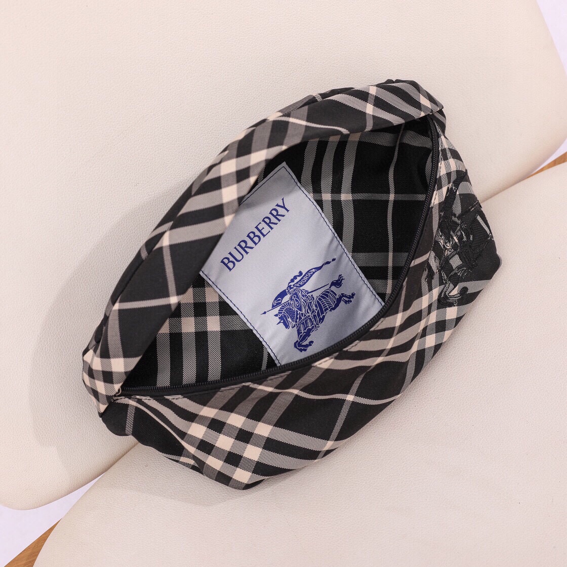 BurberryUnique and novel plaid fabric embellishes the brand's knight's horse. The lining is made of the same fabric, with a B-shaped zipper head and an adjustable shoulder strap, which can create a diagonal shape and interpret the wardrobe essential style with a distinctive brand style. (33X11X18) 3 BurberryUnique and novel plaid fabric embellishes the brand's knight's horse. The lining is made of the same fabric, with a B-shaped zipper head and an adjustable shoulder strap, which can create a diagonal shape and interpret the wardrobe essential style with a distinctive brand style. (33X11X18) - Image 3