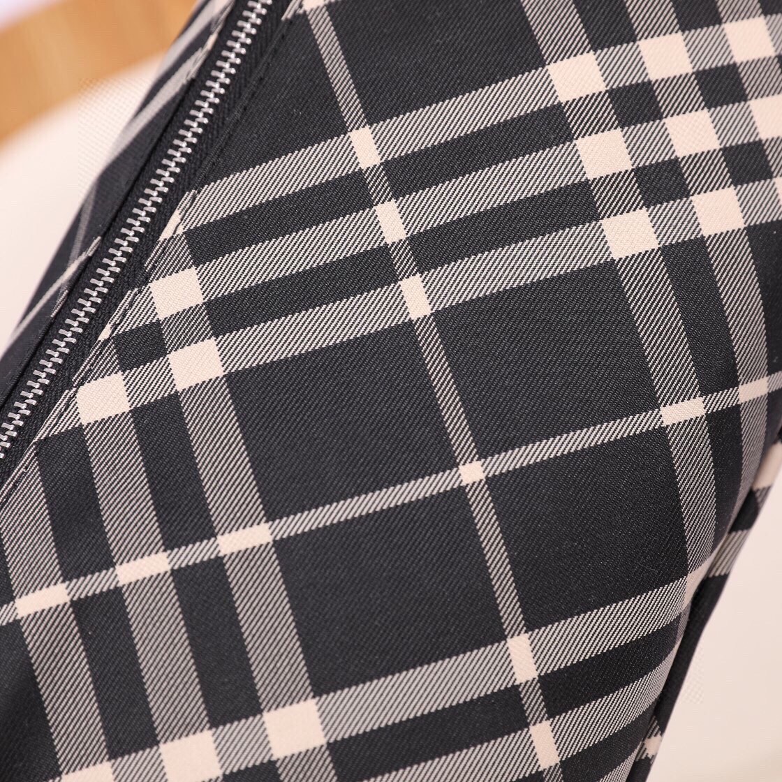 BurberryUnique and novel plaid fabric embellishes the brand's knight's horse. The lining is made of the same fabric, with a B-shaped zipper head and an adjustable shoulder strap, which can create a diagonal shape and interpret the wardrobe essential style with a distinctive brand style. (33X11X18) 4 BurberryUnique and novel plaid fabric embellishes the brand's knight's horse. The lining is made of the same fabric, with a B-shaped zipper head and an adjustable shoulder strap, which can create a diagonal shape and interpret the wardrobe essential style with a distinctive brand style. (33X11X18) - Image 4
