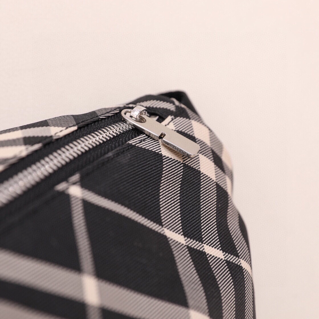 BurberryUnique and novel plaid fabric embellishes the brand's knight's horse. The lining is made of the same fabric, with a B-shaped zipper head and an adjustable shoulder strap, which can create a diagonal shape and interpret the wardrobe essential style with a distinctive brand style. (33X11X18) 5 BurberryUnique and novel plaid fabric embellishes the brand's knight's horse. The lining is made of the same fabric, with a B-shaped zipper head and an adjustable shoulder strap, which can create a diagonal shape and interpret the wardrobe essential style with a distinctive brand style. (33X11X18) - Image 5