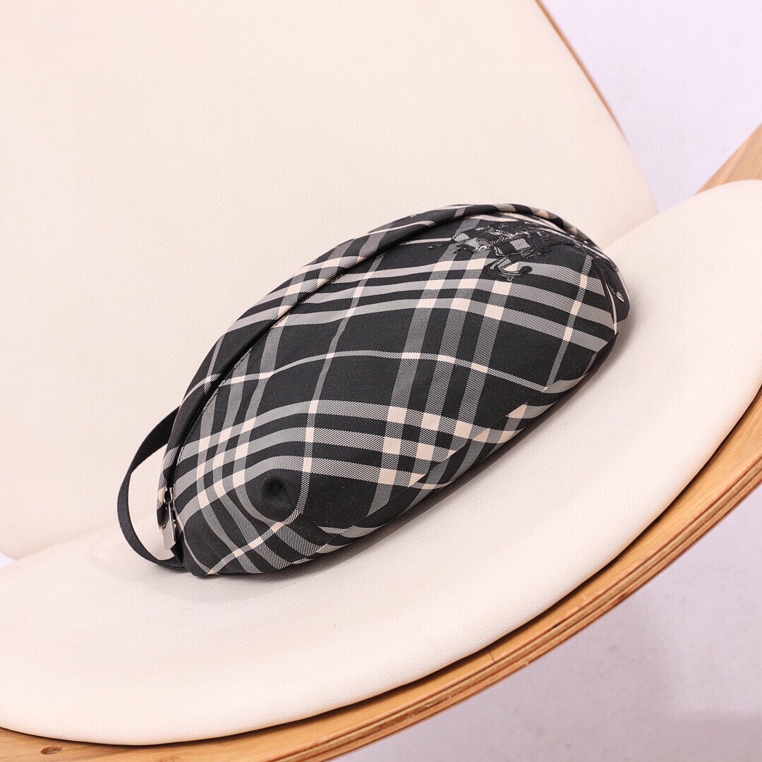 BurberryUnique and novel plaid fabric embellishes the brand's knight's horse. The lining is made of the same fabric, with a B-shaped zipper head and an adjustable shoulder strap, which can create a diagonal shape and interpret the wardrobe essential style with a distinctive brand style. (33X11X18) 7 BurberryUnique and novel plaid fabric embellishes the brand's knight's horse. The lining is made of the same fabric, with a B-shaped zipper head and an adjustable shoulder strap, which can create a diagonal shape and interpret the wardrobe essential style with a distinctive brand style. (33X11X18) - Image 7